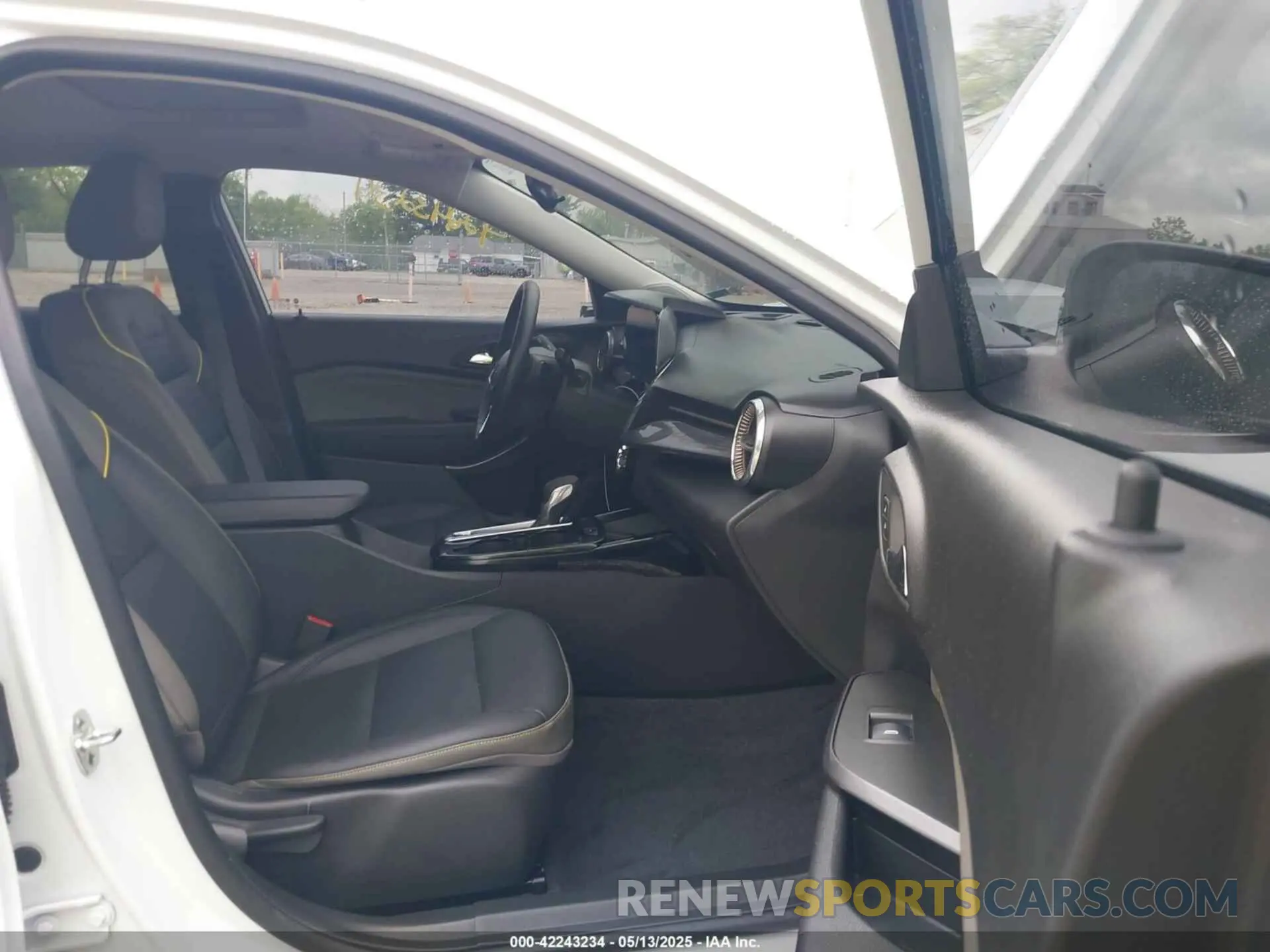 5 Photograph of a damaged car KL77LKEP4SC086886 CHEVROLET TRAX 2025