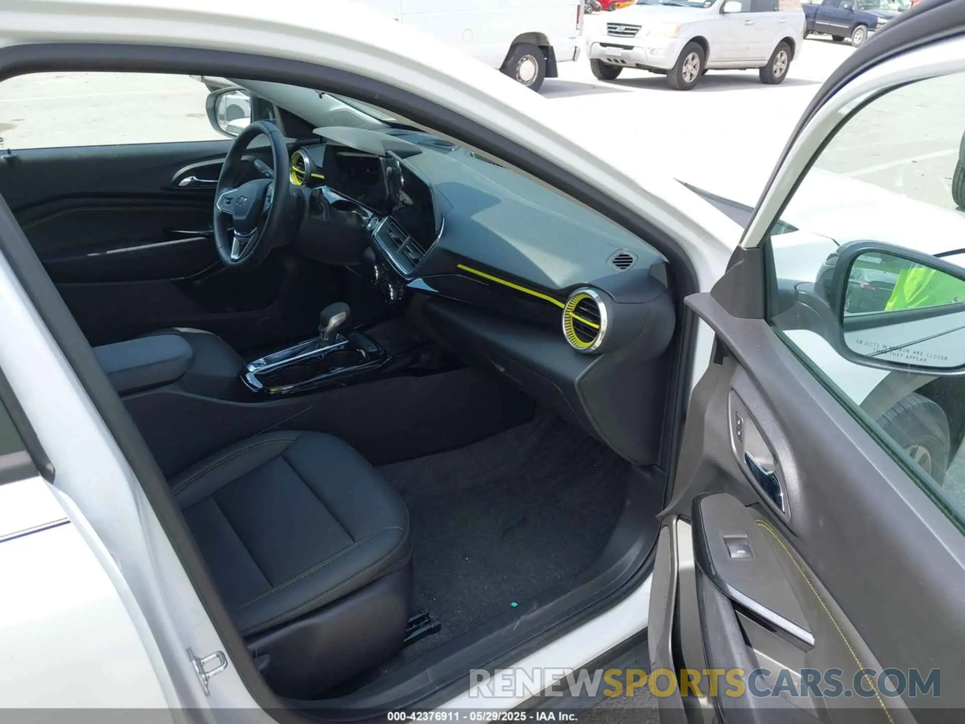 5 Photograph of a damaged car KL77LKEP7SC040856 CHEVROLET TRAX 2025