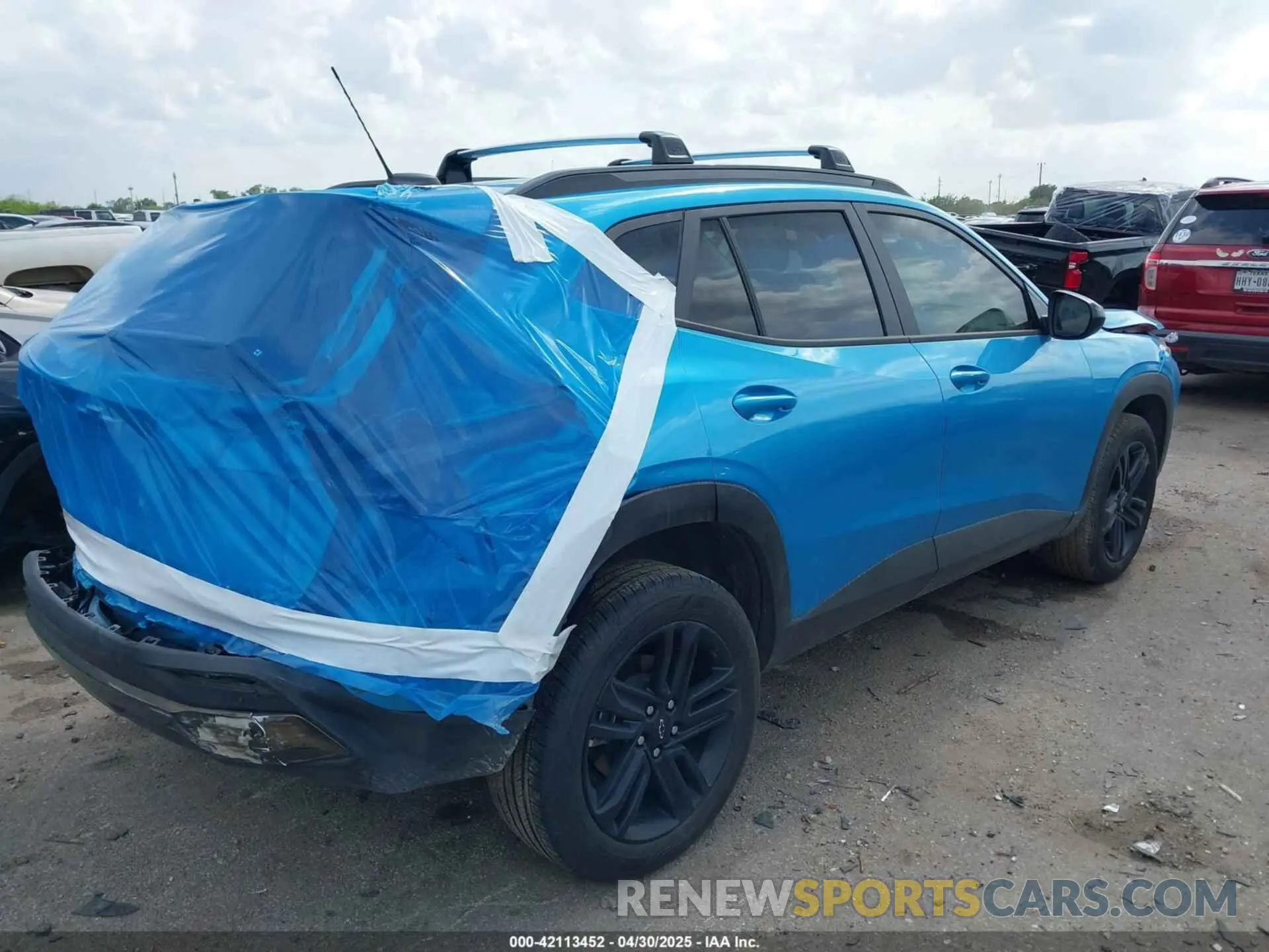 4 Photograph of a damaged car KL77LKEP8SC088981 CHEVROLET TRAX 2025