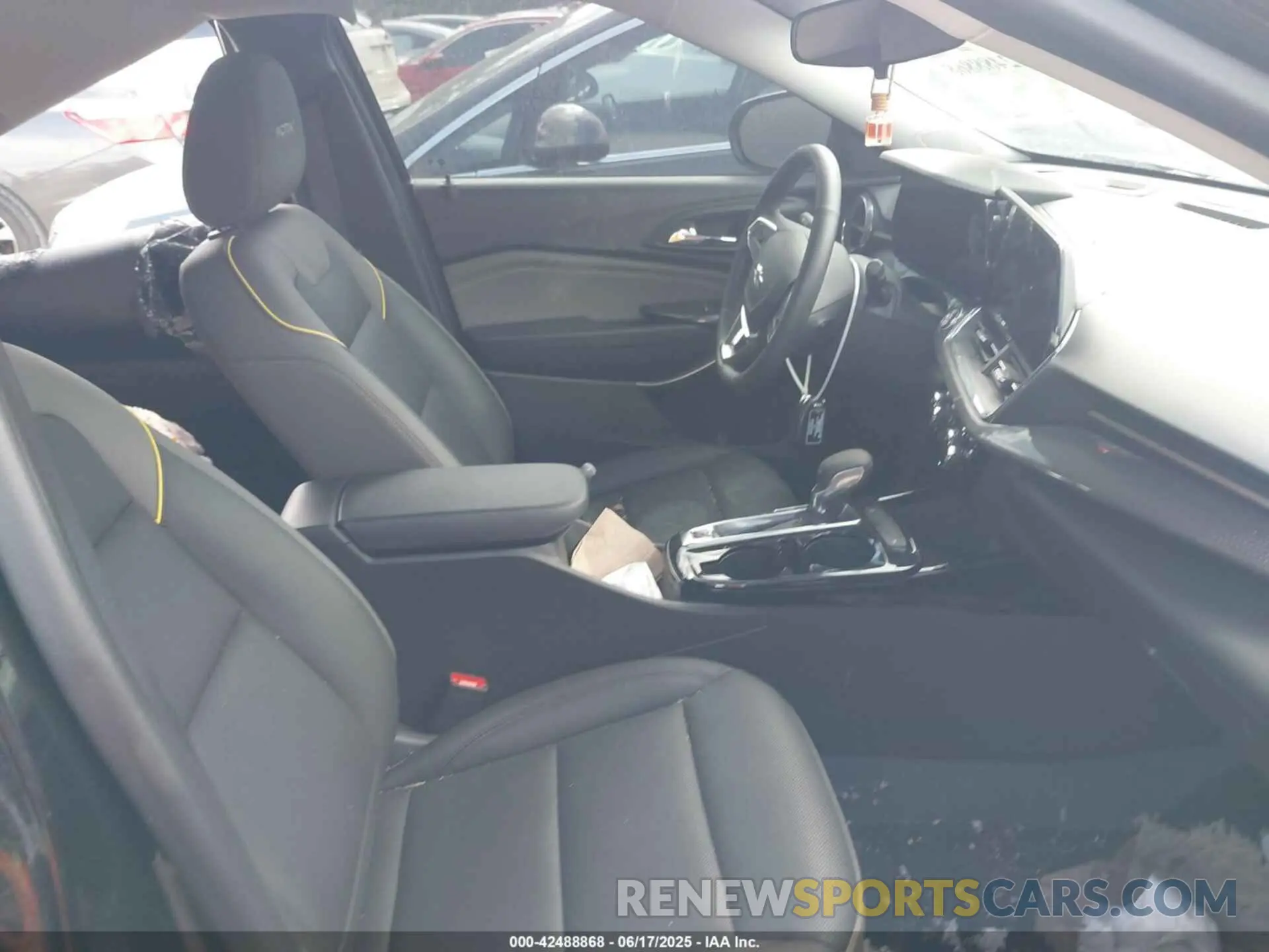 5 Photograph of a damaged car KL77LKEP9SC071882 CHEVROLET TRAX 2025