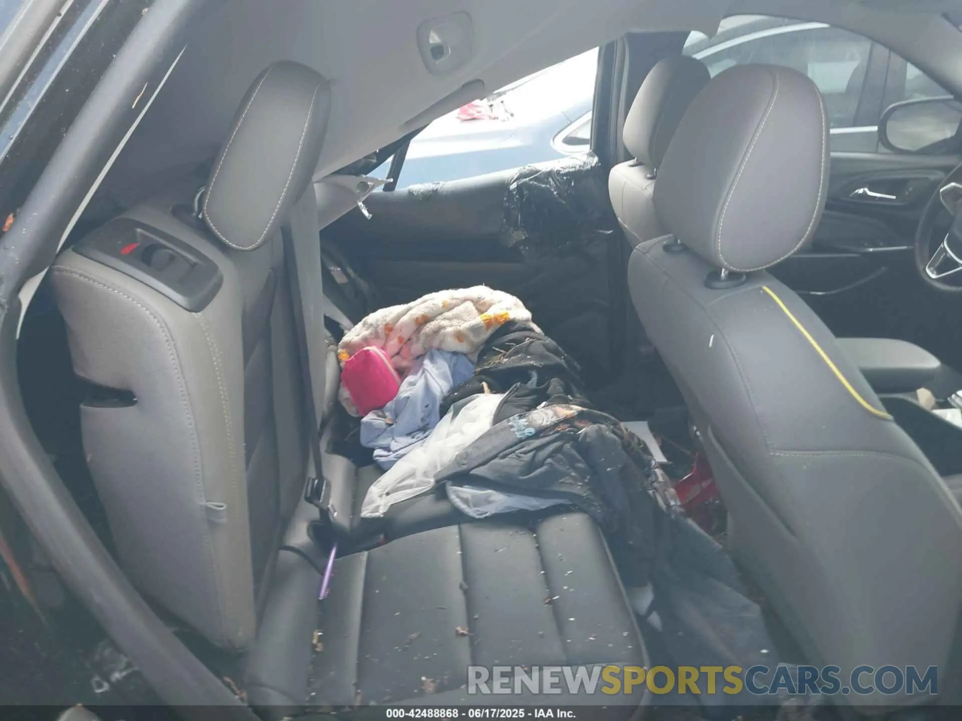 8 Photograph of a damaged car KL77LKEP9SC071882 CHEVROLET TRAX 2025