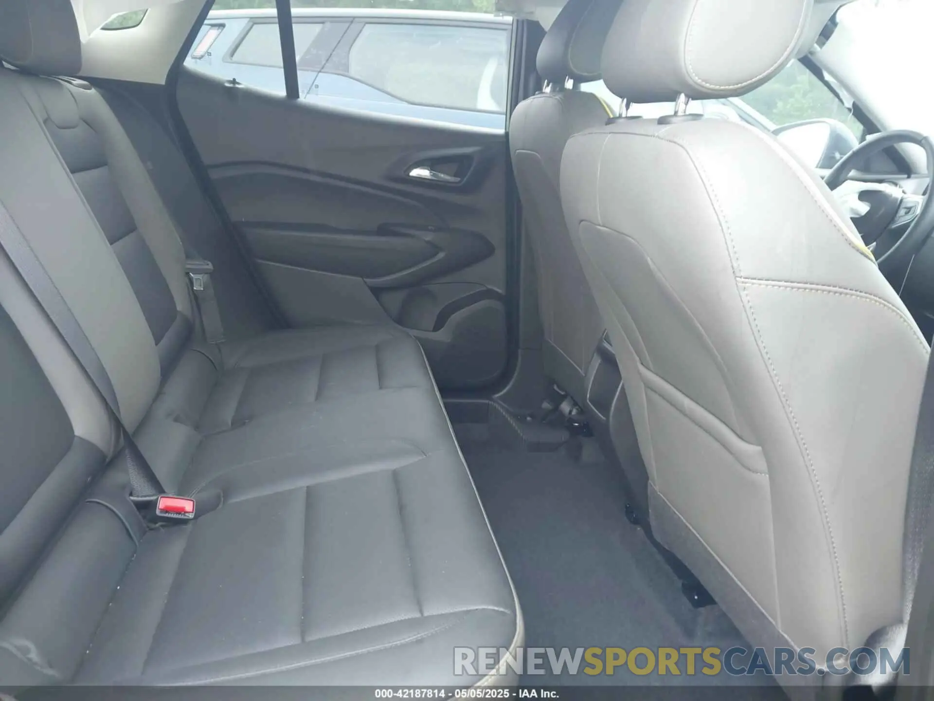 8 Photograph of a damaged car KL77LKEP9SC126850 CHEVROLET TRAX 2025