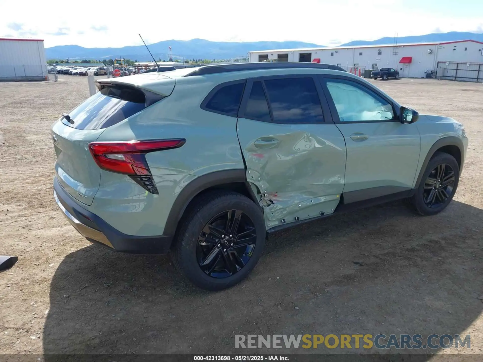 4 Photograph of a damaged car KL77LKEP9SC149111 CHEVROLET TRAX 2025