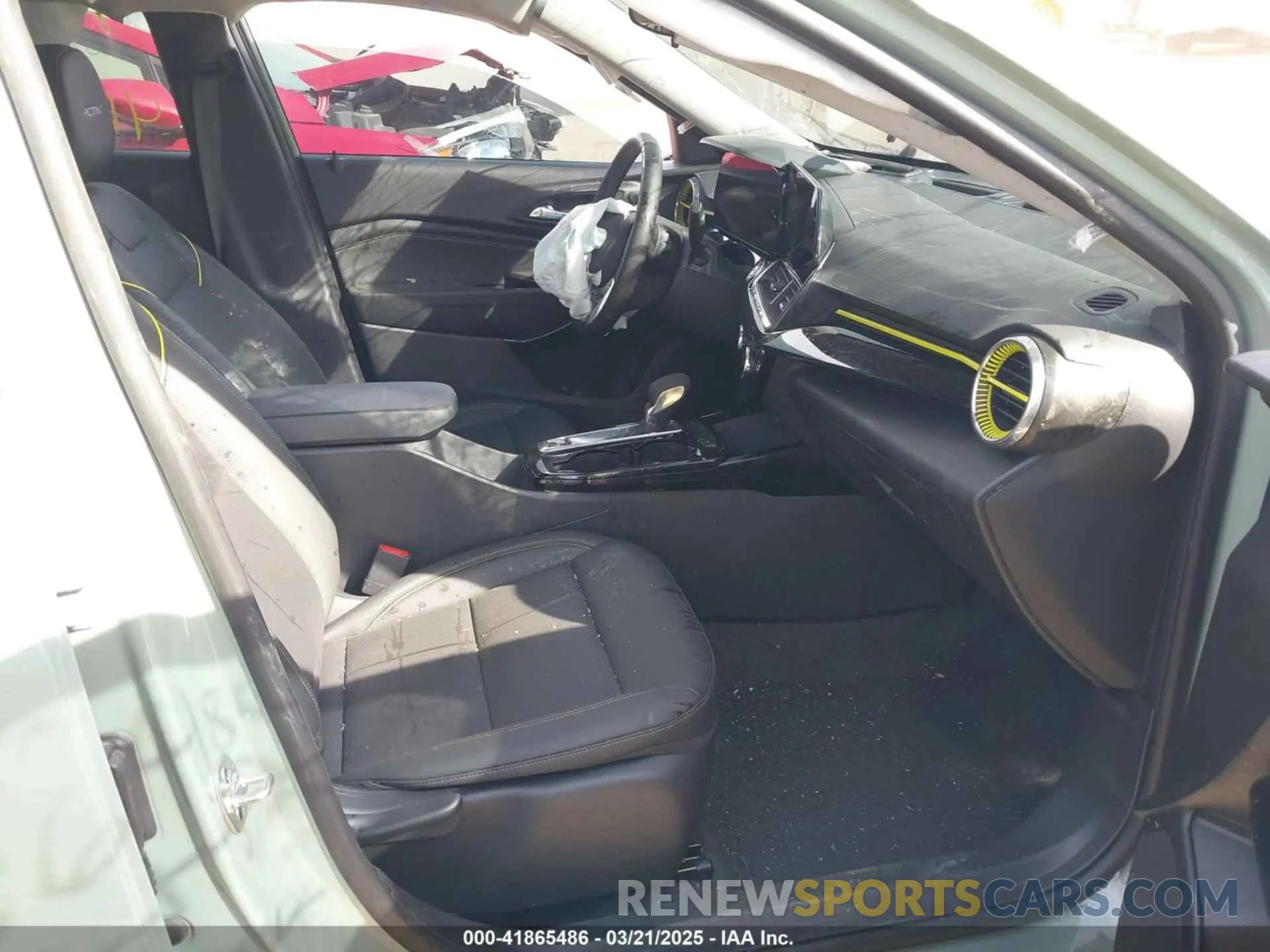 5 Photograph of a damaged car KL77LKEP9SC152932 CHEVROLET TRAX 2025