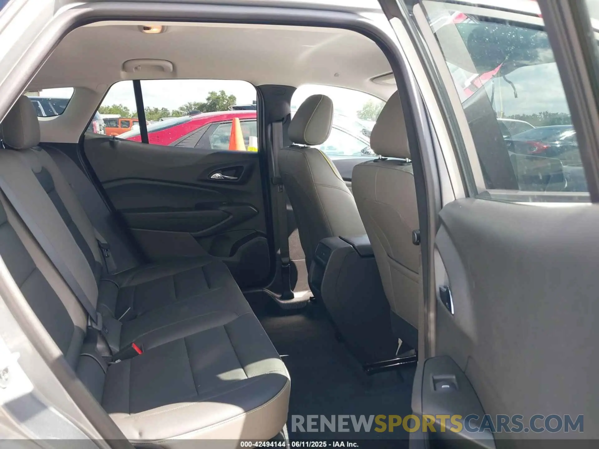 8 Photograph of a damaged car KL77LKEPXSC190167 CHEVROLET TRAX 2025