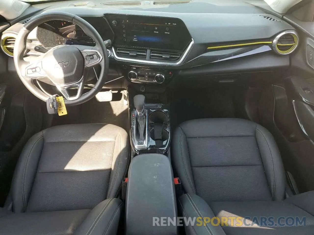8 Photograph of a damaged car KL77LKEP7SC049394 CHEVROLET TRAX ACTIV 2025