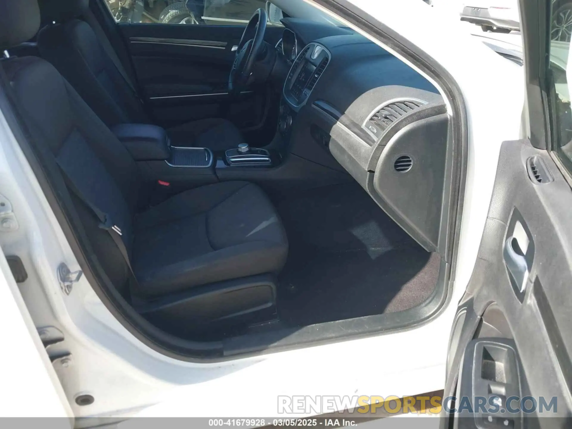 5 Photograph of a damaged car 2C3CCAAG0KH505545 CHRYSLER 300 2019