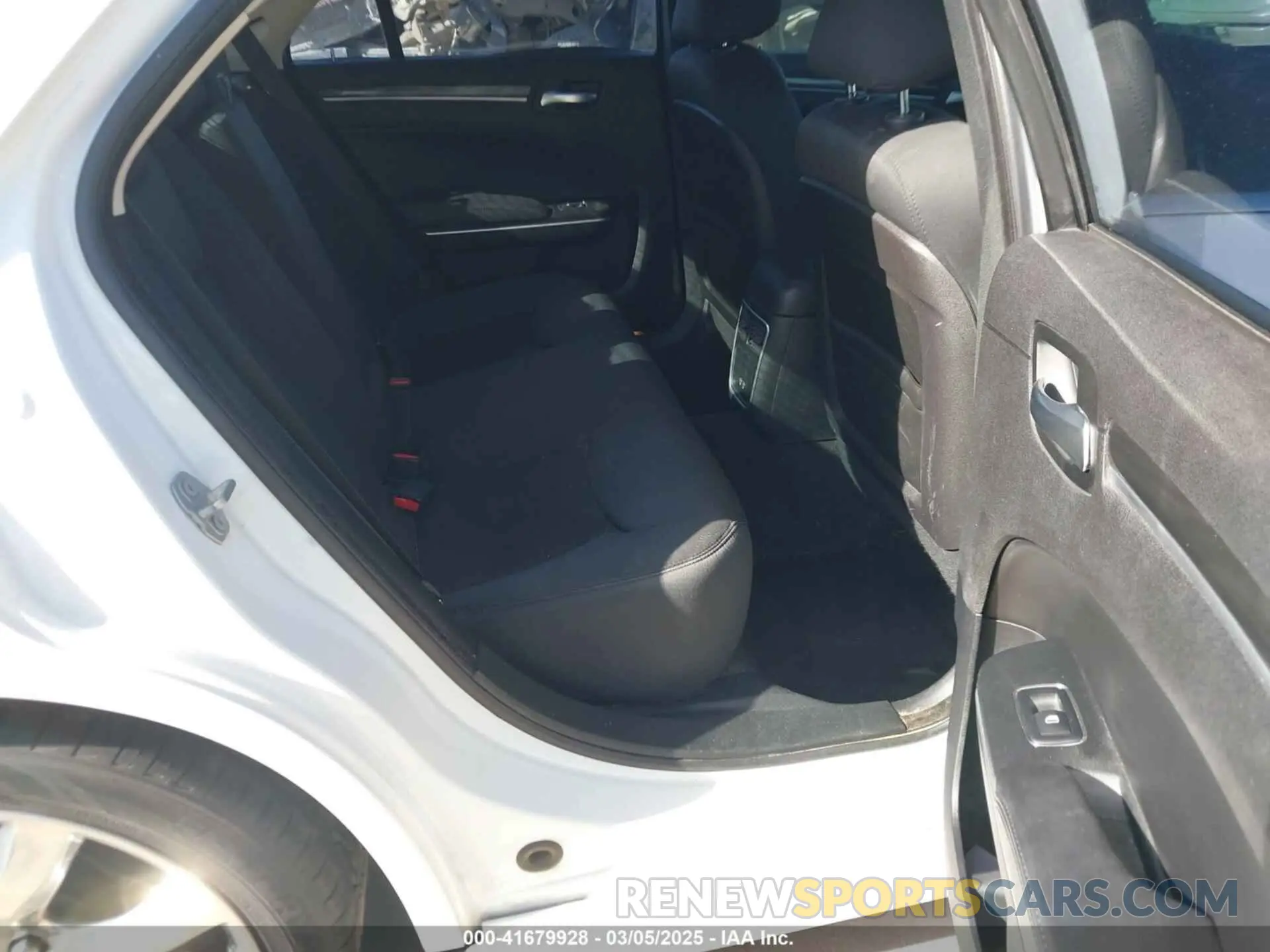 8 Photograph of a damaged car 2C3CCAAG0KH505545 CHRYSLER 300 2019
