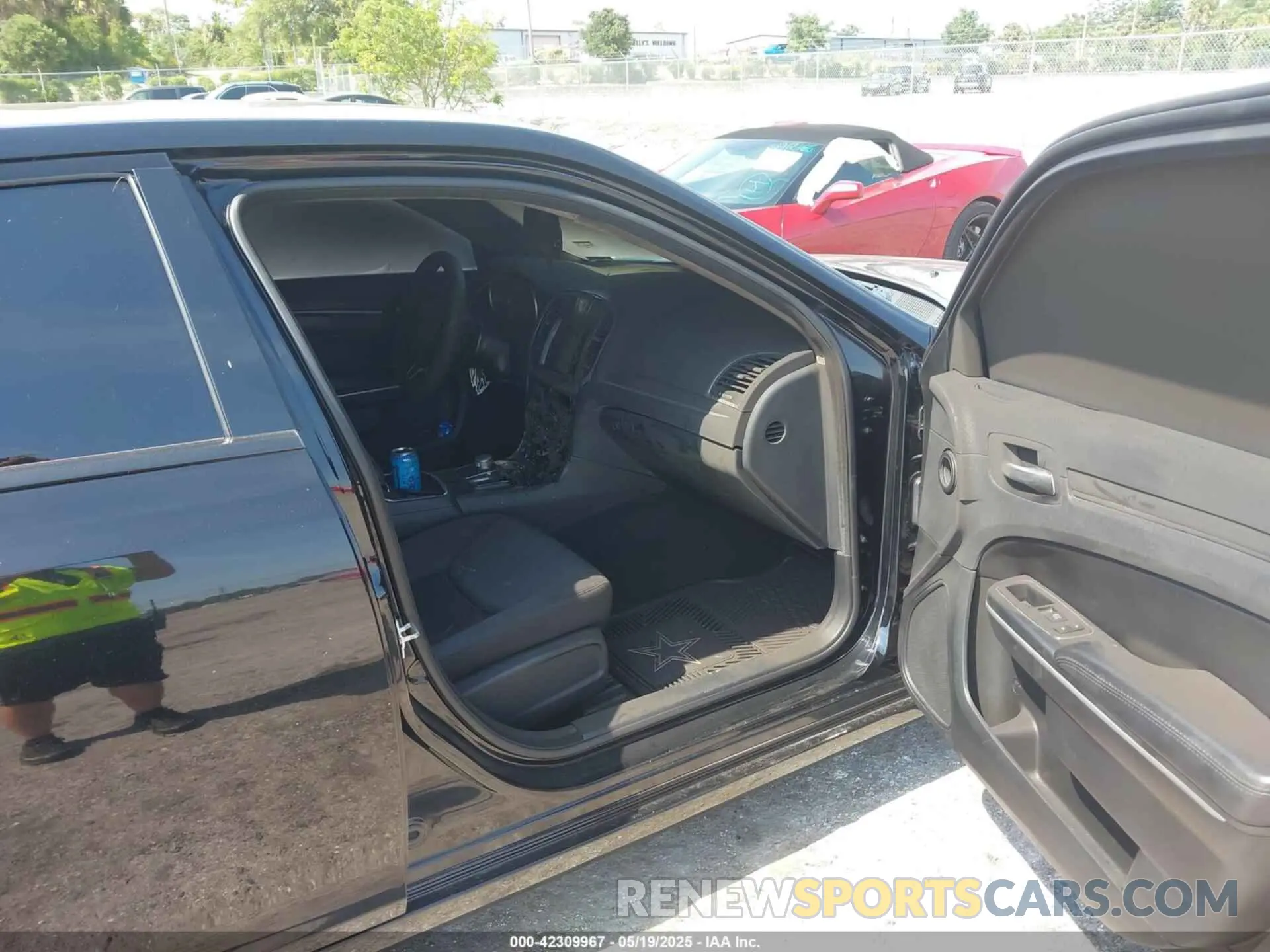 5 Photograph of a damaged car 2C3CCAAG0KH613471 CHRYSLER 300 2019