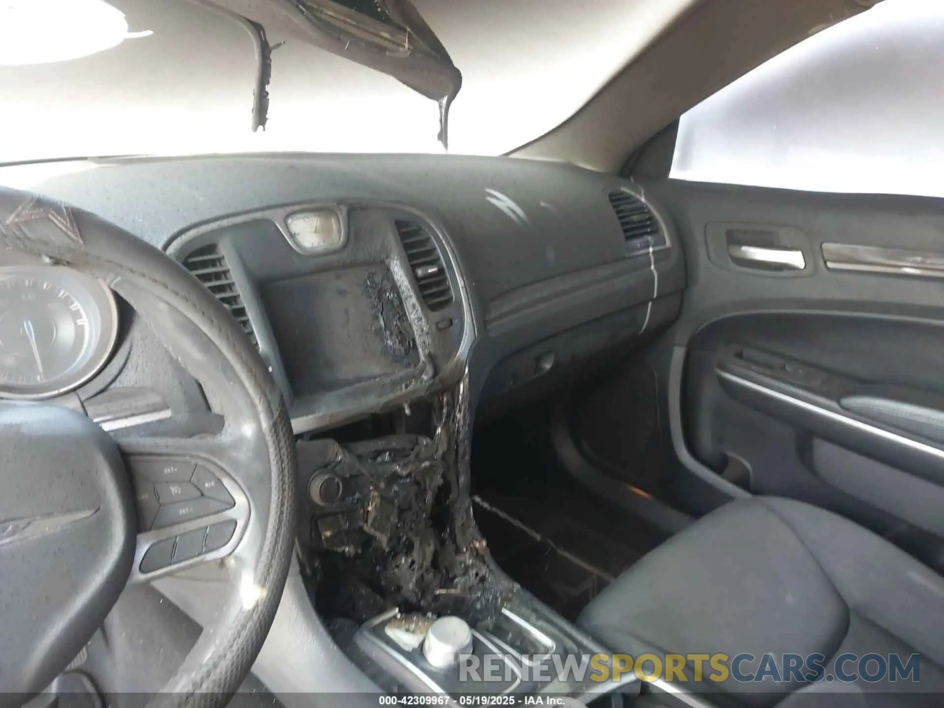 6 Photograph of a damaged car 2C3CCAAG0KH613471 CHRYSLER 300 2019