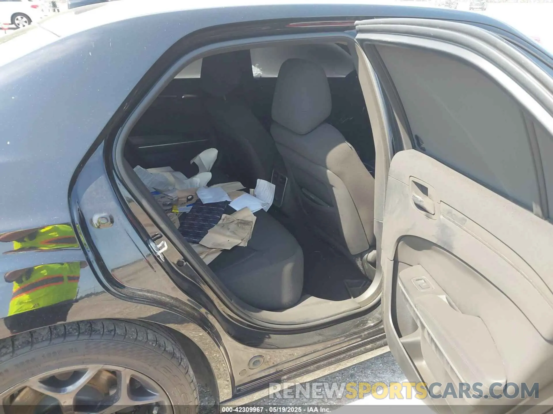 8 Photograph of a damaged car 2C3CCAAG0KH613471 CHRYSLER 300 2019