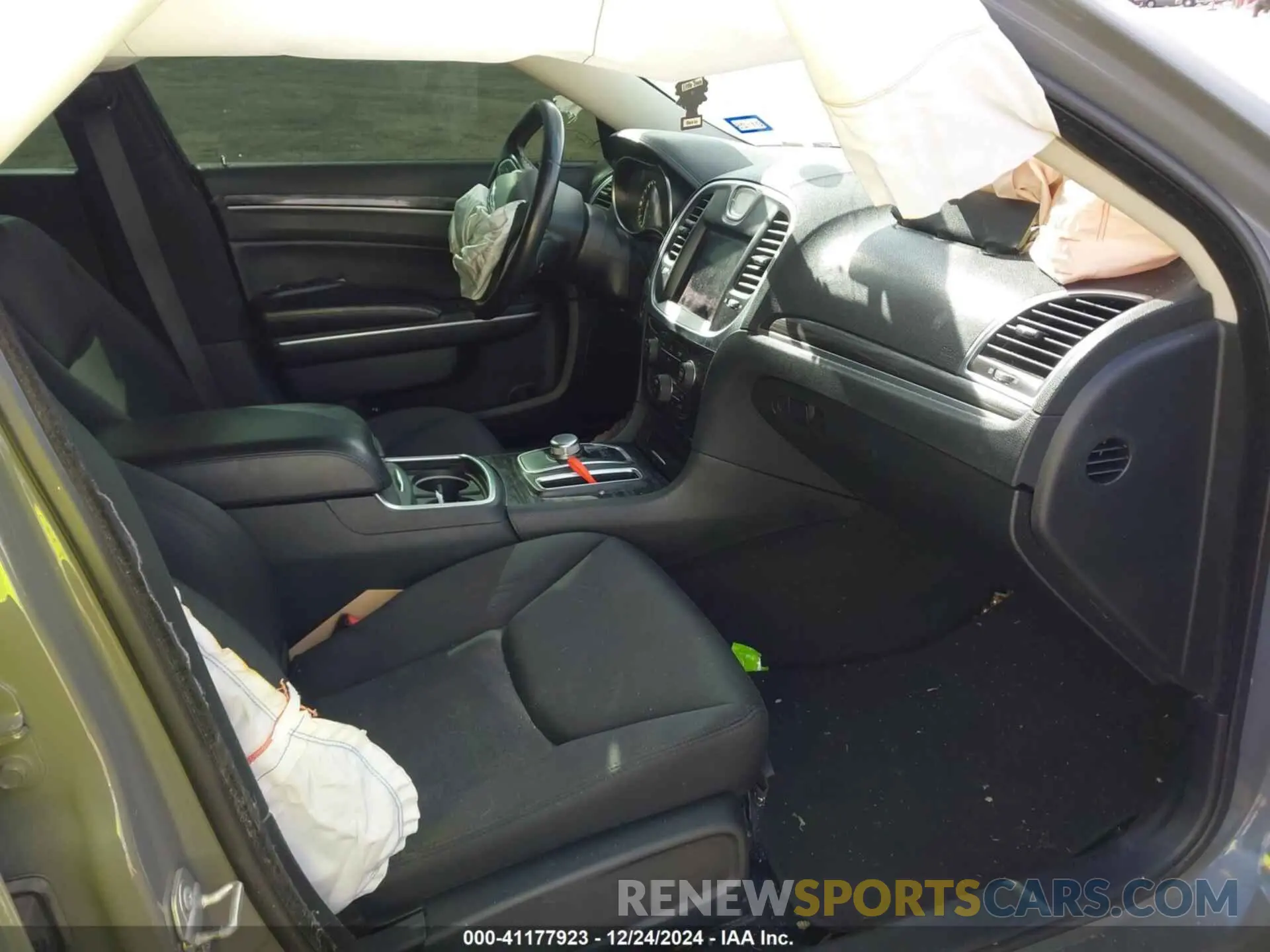 5 Photograph of a damaged car 2C3CCAAG0KH651296 CHRYSLER 300 2019
