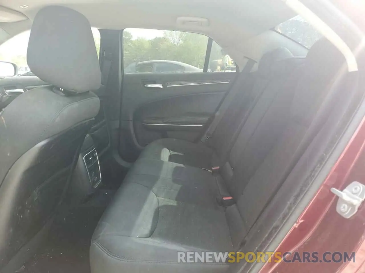 10 Photograph of a damaged car 2C3CCAAG0KH675923 CHRYSLER 300 2019