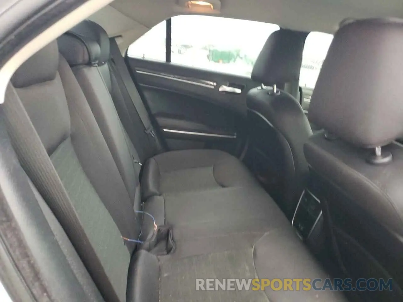 10 Photograph of a damaged car 2C3CCAAG0KH758672 CHRYSLER 300 2019