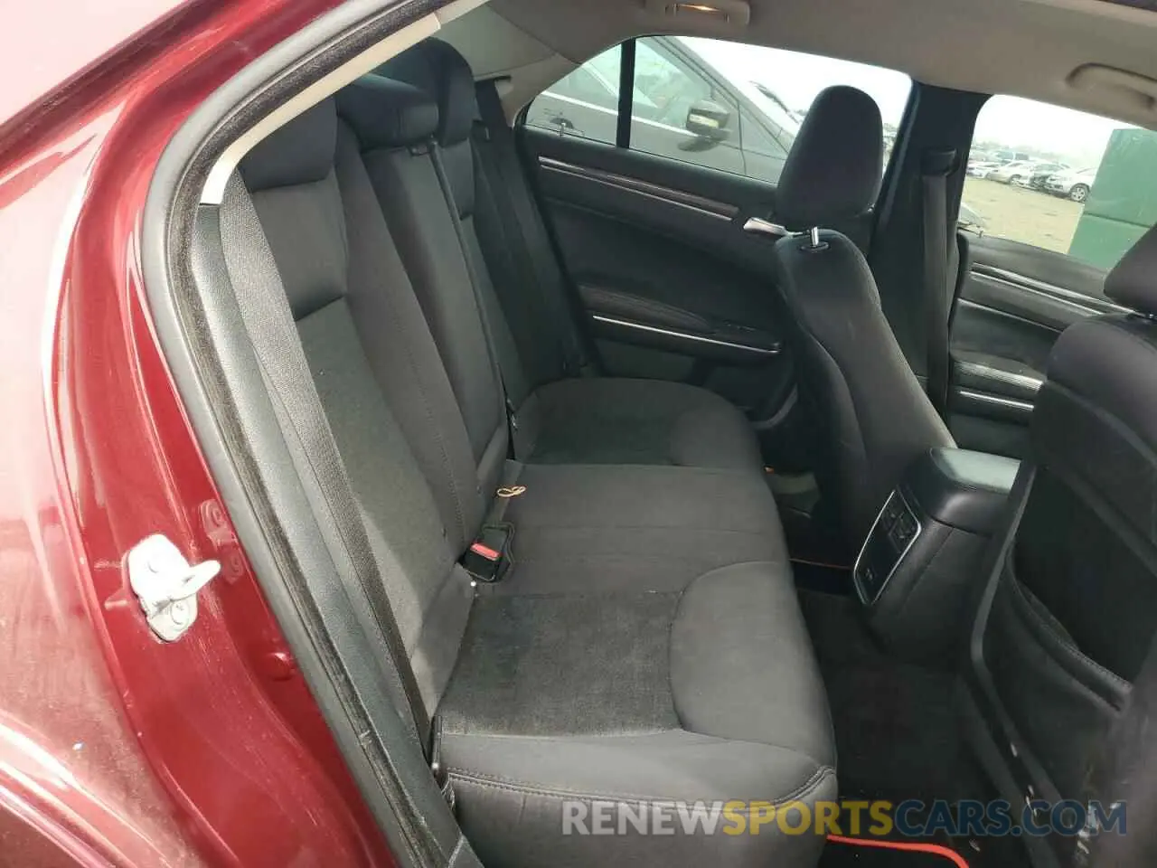 10 Photograph of a damaged car 2C3CCAAG1KH501567 CHRYSLER 300 2019