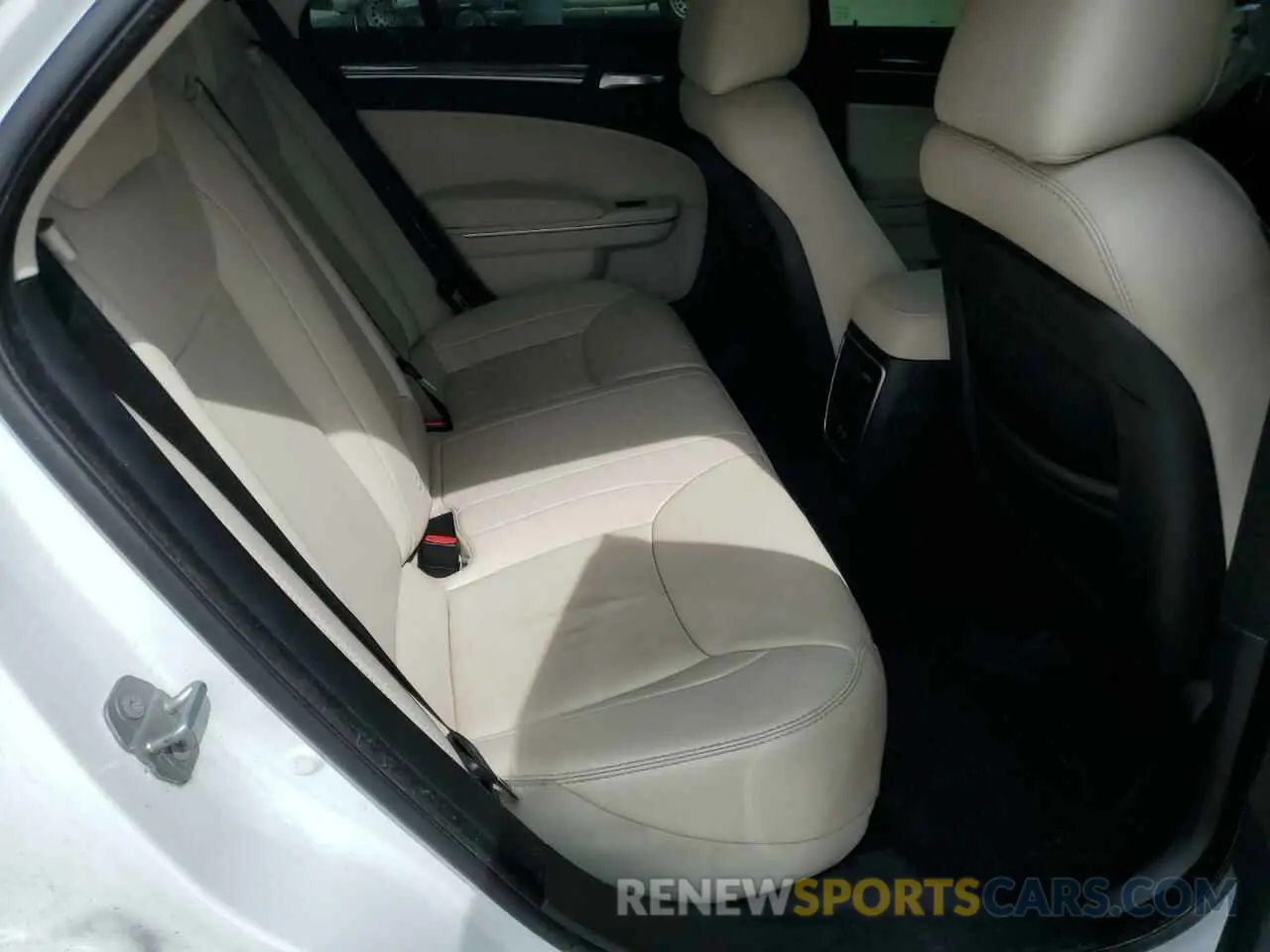 10 Photograph of a damaged car 2C3CCAAG1KH590282 CHRYSLER 300 2019