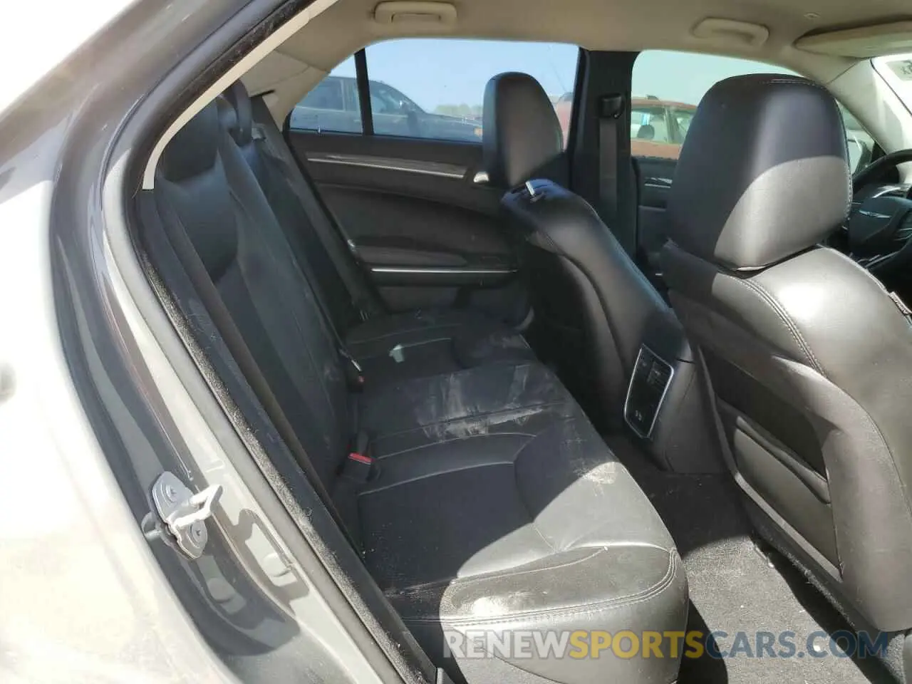 10 Photograph of a damaged car 2C3CCAAG2KH566380 CHRYSLER 300 2019