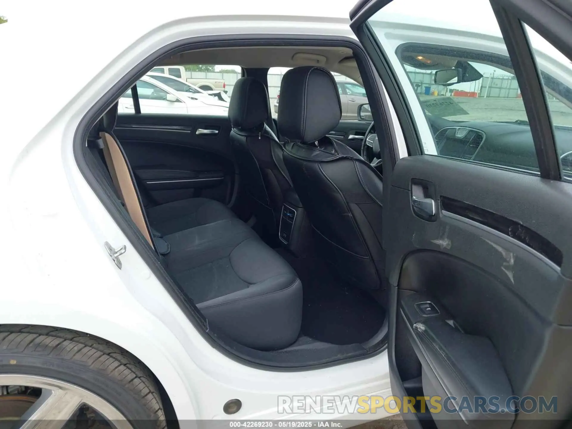 8 Photograph of a damaged car 2C3CCAAG3KH602030 CHRYSLER 300 2019