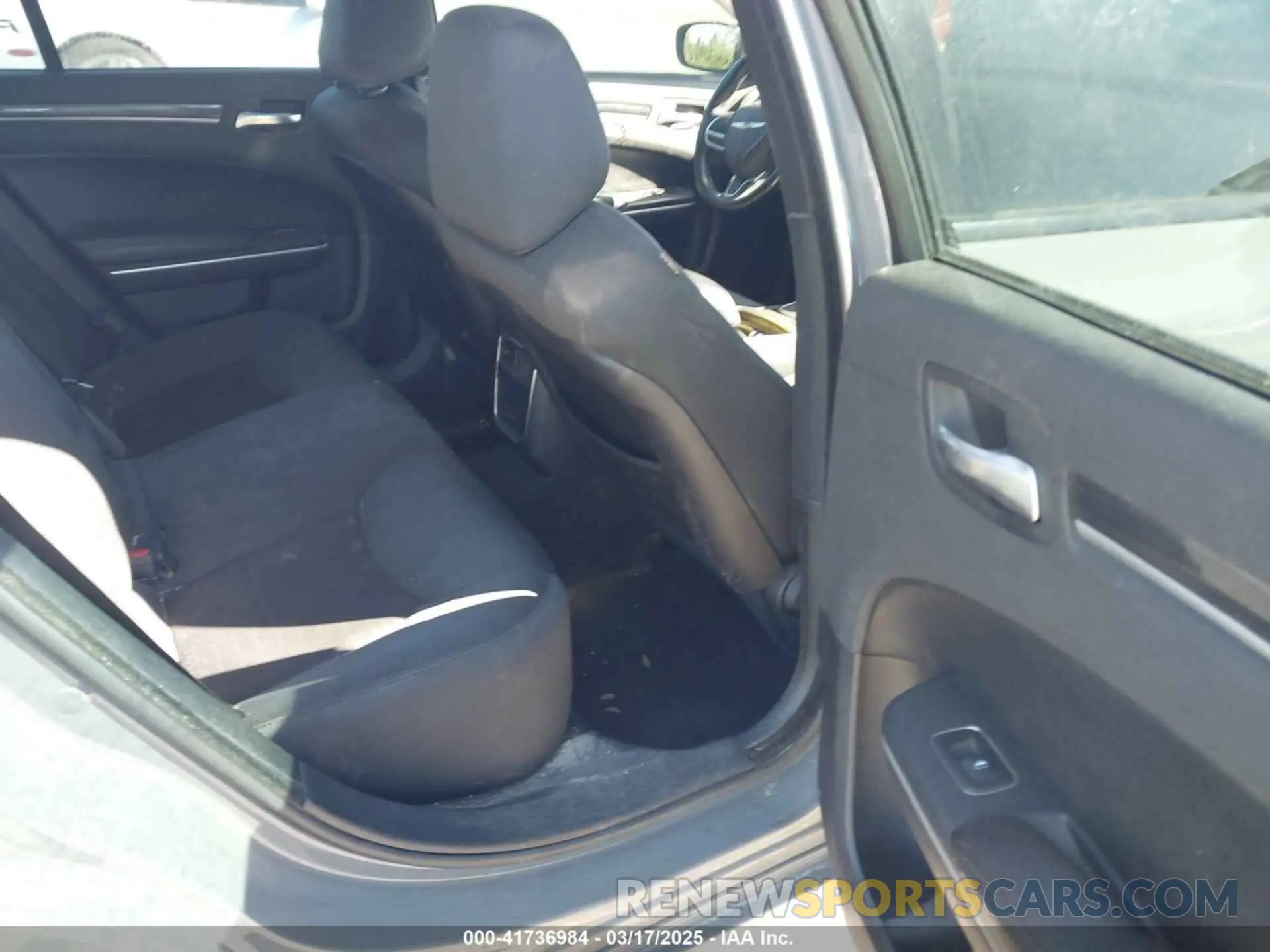 8 Photograph of a damaged car 2C3CCAAG3KH671588 CHRYSLER 300 2019