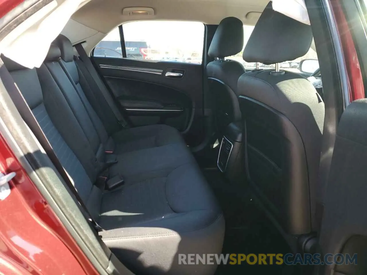 10 Photograph of a damaged car 2C3CCAAG4KH590597 CHRYSLER 300 2019