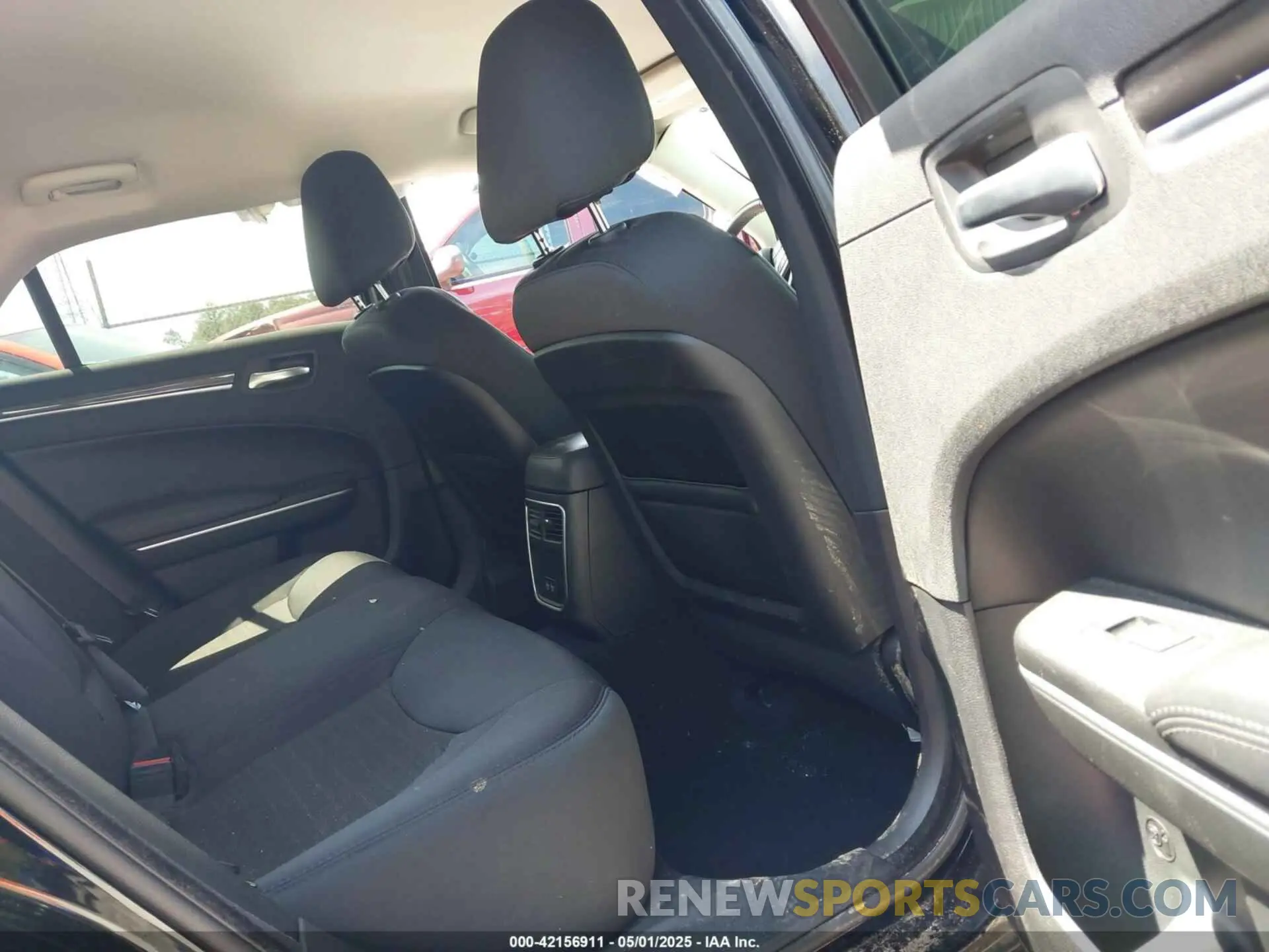 8 Photograph of a damaged car 2C3CCAAG4KH636929 CHRYSLER 300 2019