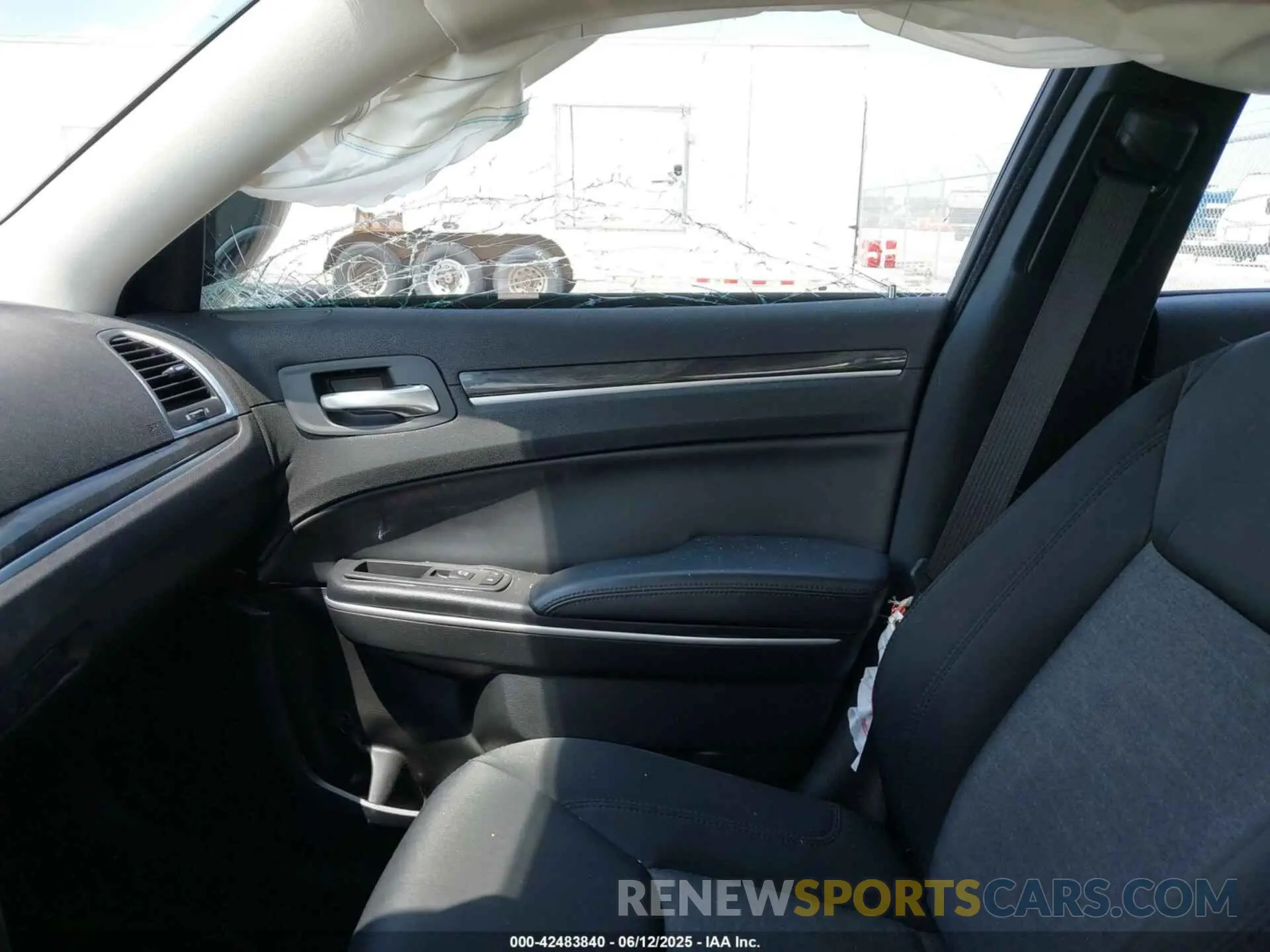 5 Photograph of a damaged car 2C3CCAAG4KH648286 CHRYSLER 300 2019