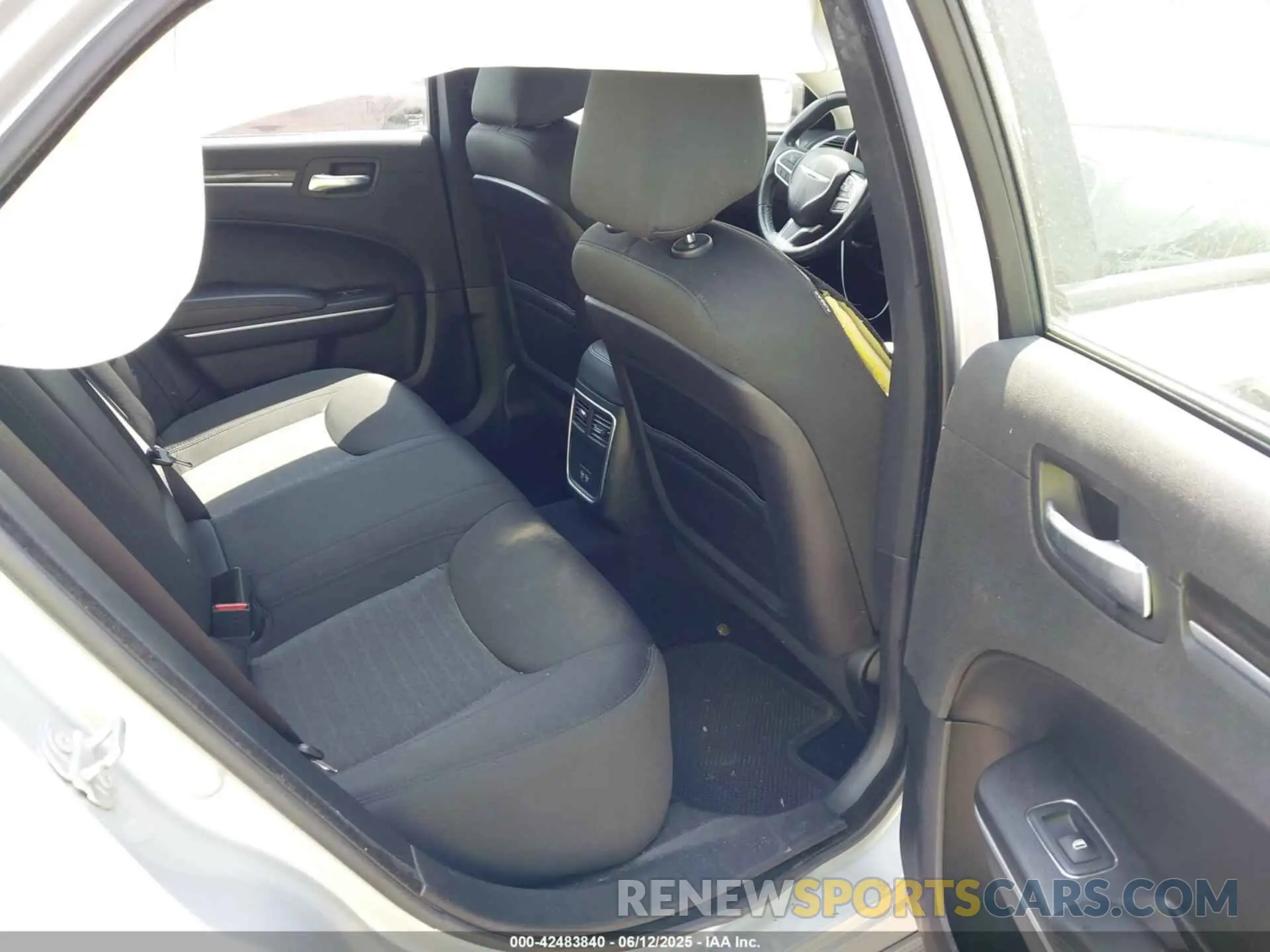 8 Photograph of a damaged car 2C3CCAAG4KH648286 CHRYSLER 300 2019