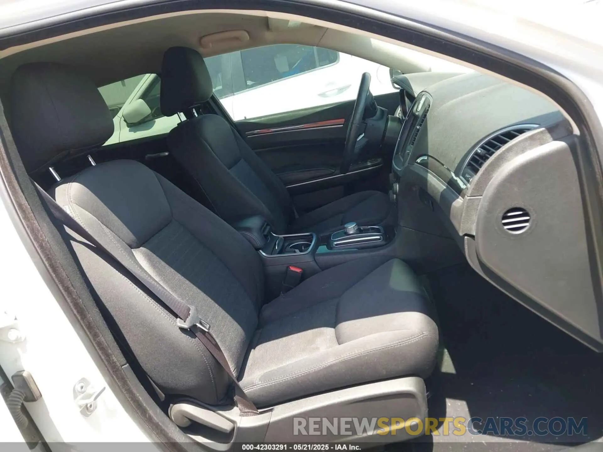 5 Photograph of a damaged car 2C3CCAAG7KH590111 CHRYSLER 300 2019