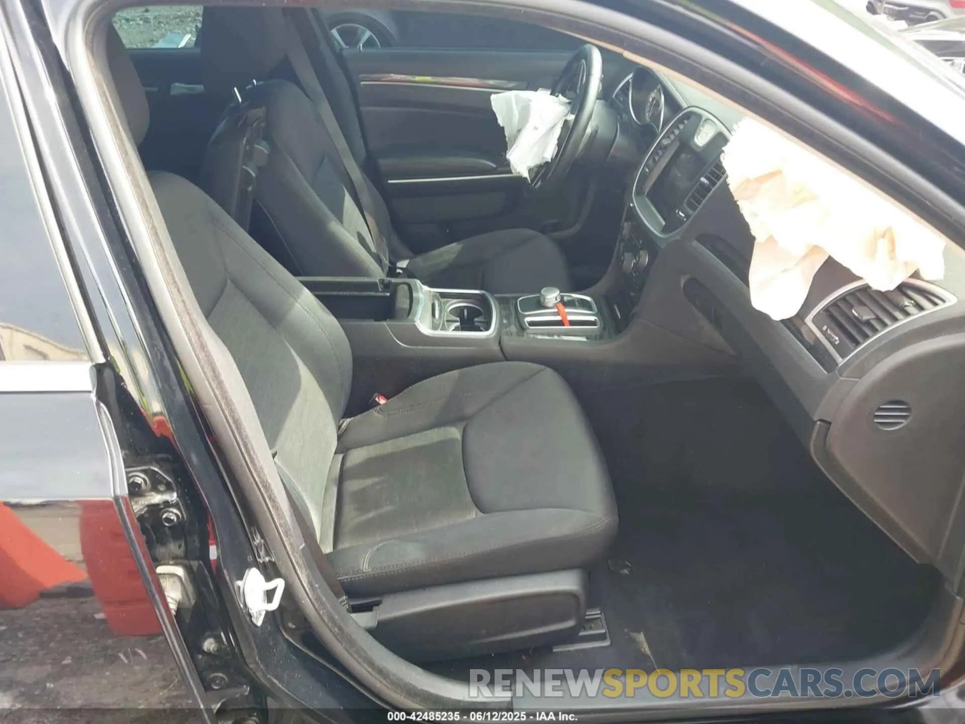 5 Photograph of a damaged car 2C3CCAAG7KH612320 CHRYSLER 300 2019