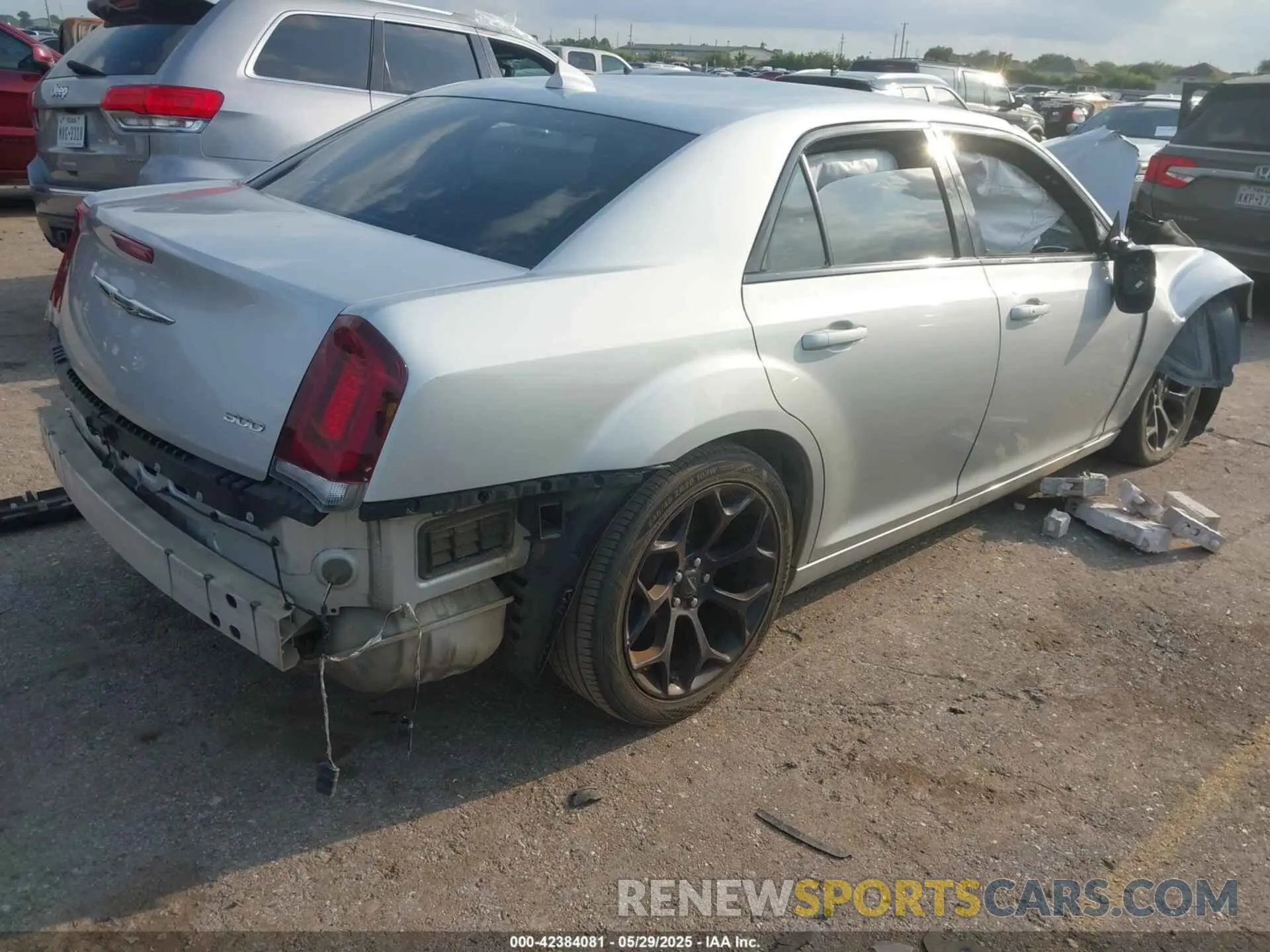 4 Photograph of a damaged car 2C3CCAAG7KH758684 CHRYSLER 300 2019