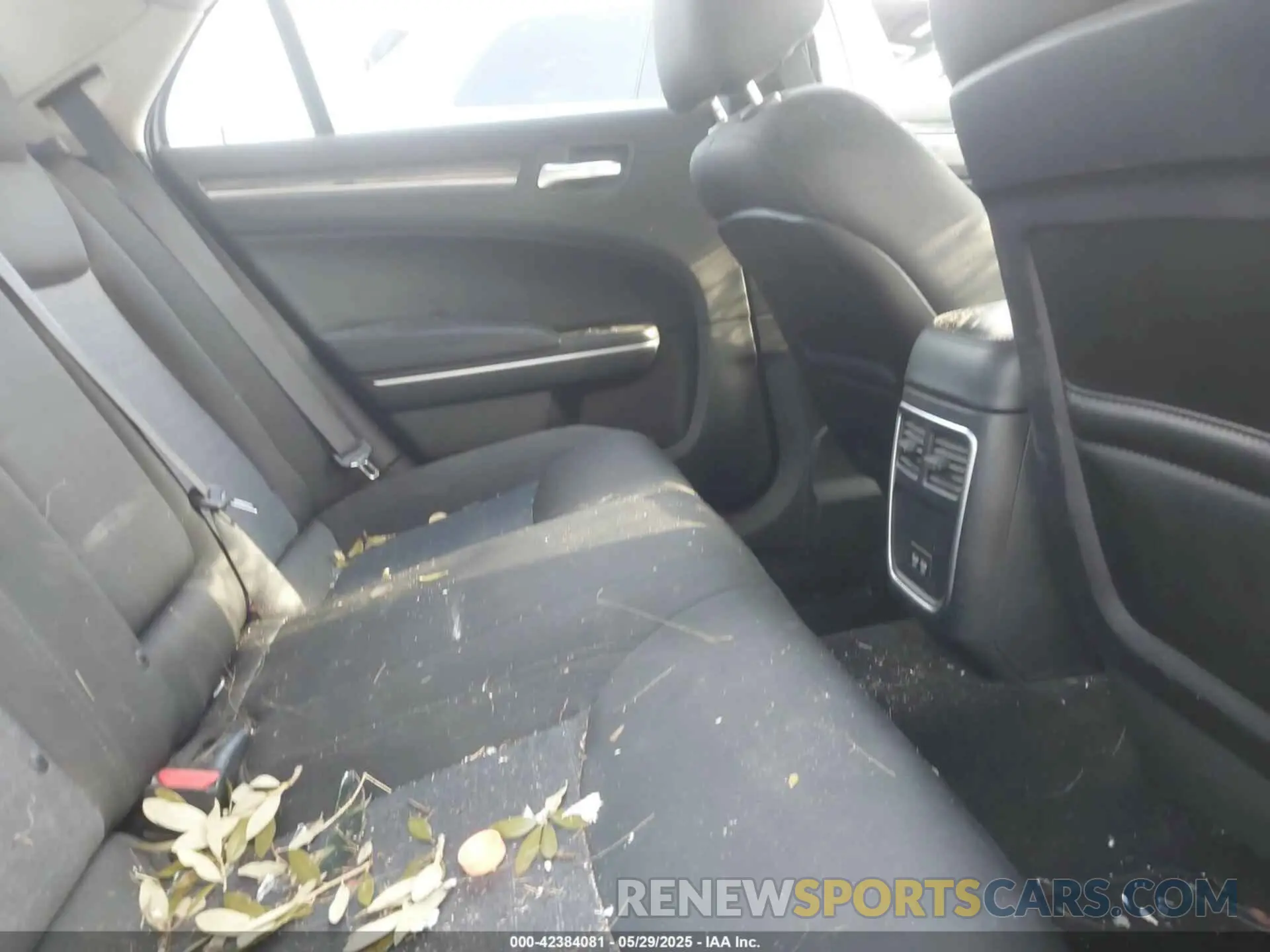 8 Photograph of a damaged car 2C3CCAAG7KH758684 CHRYSLER 300 2019