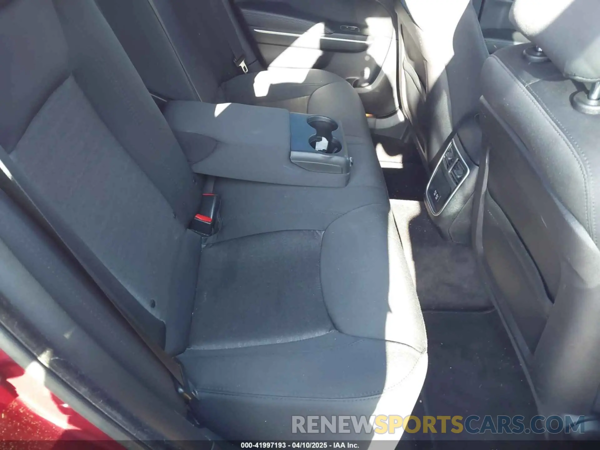 8 Photograph of a damaged car 2C3CCAAG8KH500965 CHRYSLER 300 2019