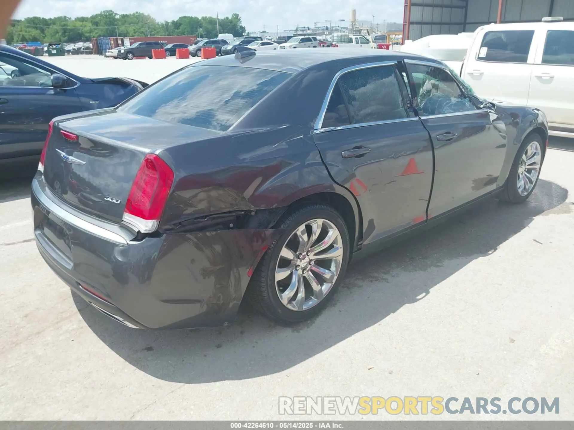 4 Photograph of a damaged car 2C3CCAAG8KH663924 CHRYSLER 300 2019