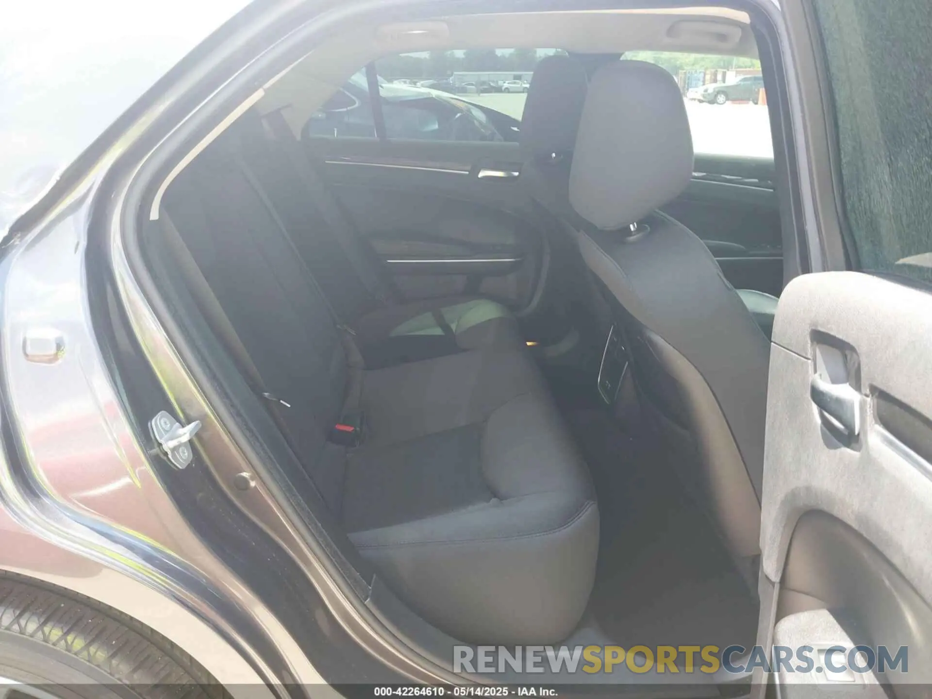 8 Photograph of a damaged car 2C3CCAAG8KH663924 CHRYSLER 300 2019