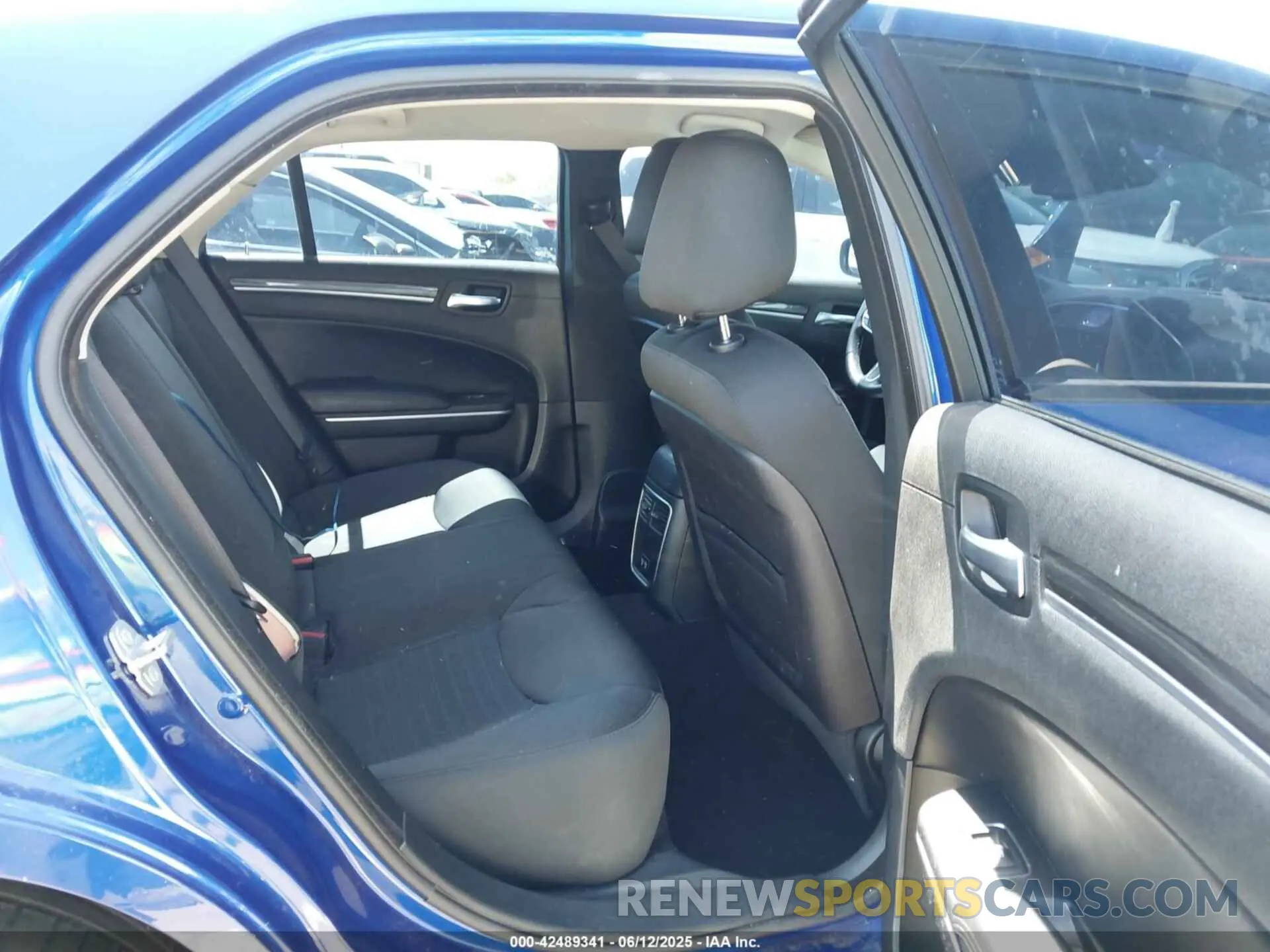 8 Photograph of a damaged car 2C3CCAAG8KH740761 CHRYSLER 300 2019