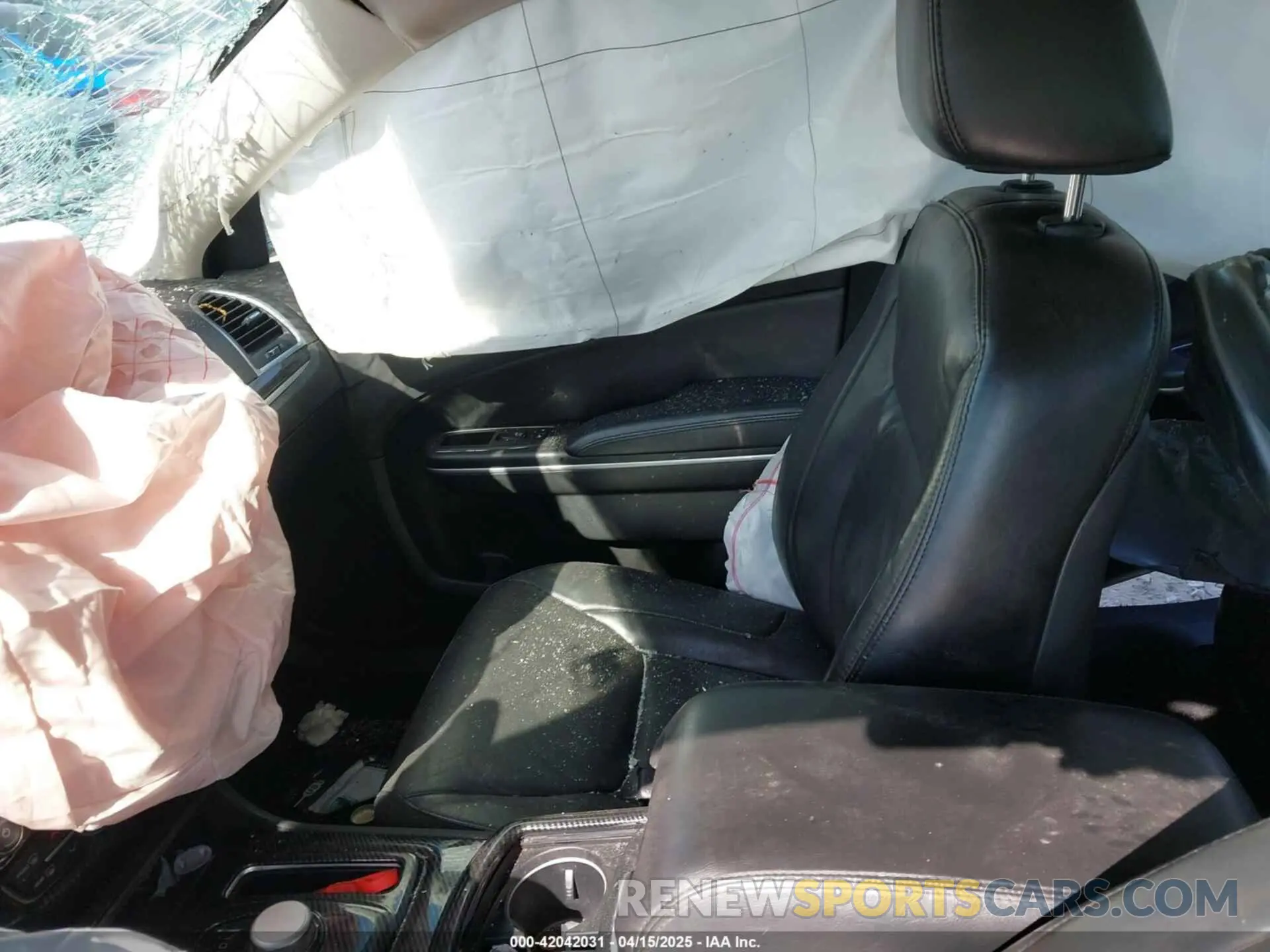 5 Photograph of a damaged car 2C3CCAAG9KH593494 CHRYSLER 300 2019
