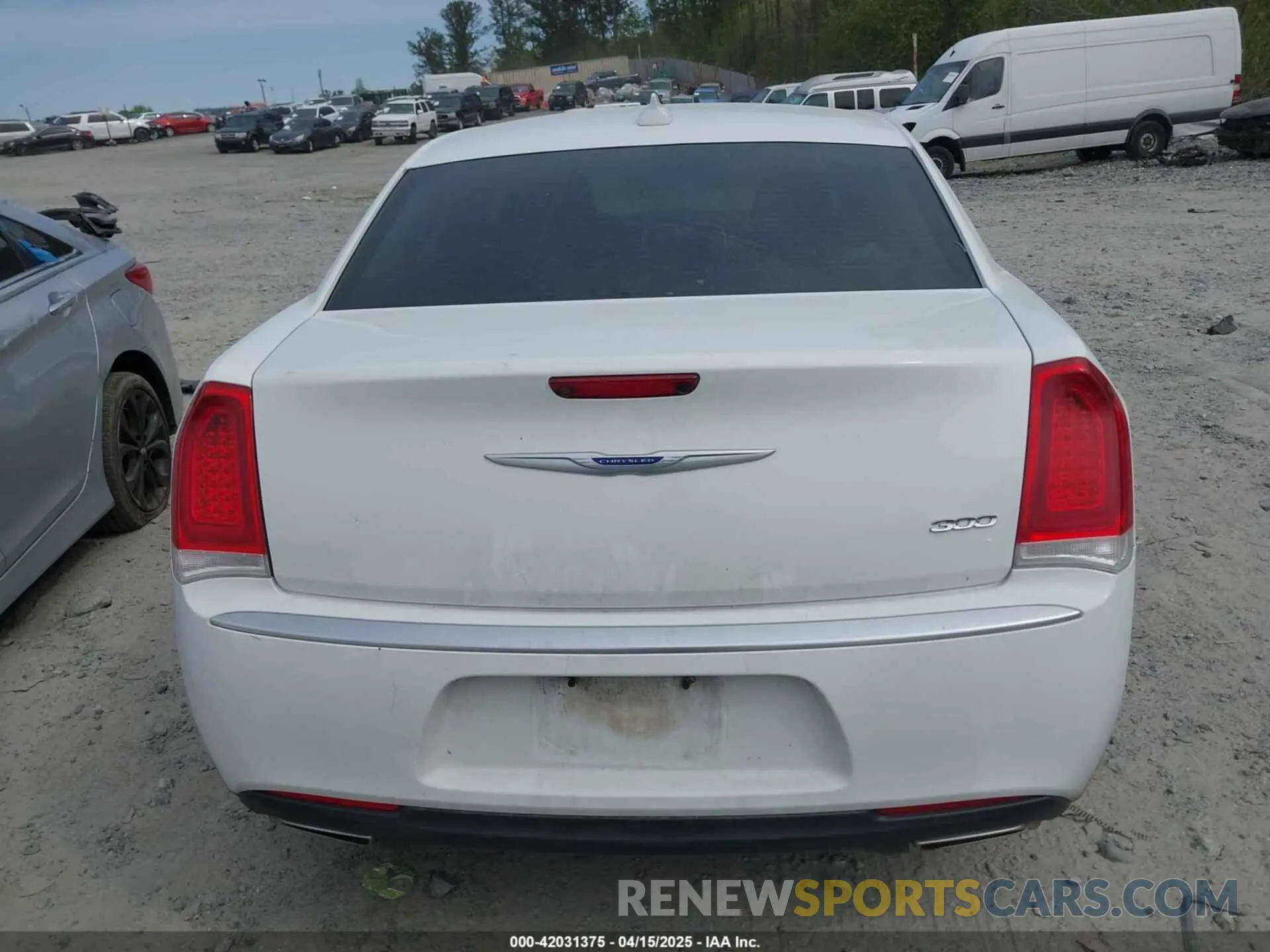15 Photograph of a damaged car 2C3CCAAG9KH723015 CHRYSLER 300 2019