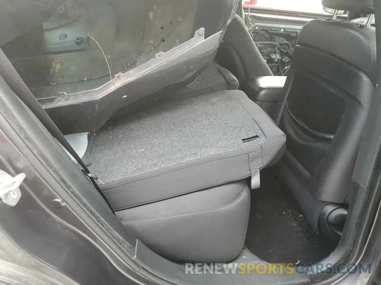10 Photograph of a damaged car 2C3CCAAGXKH610268 CHRYSLER 300 2019