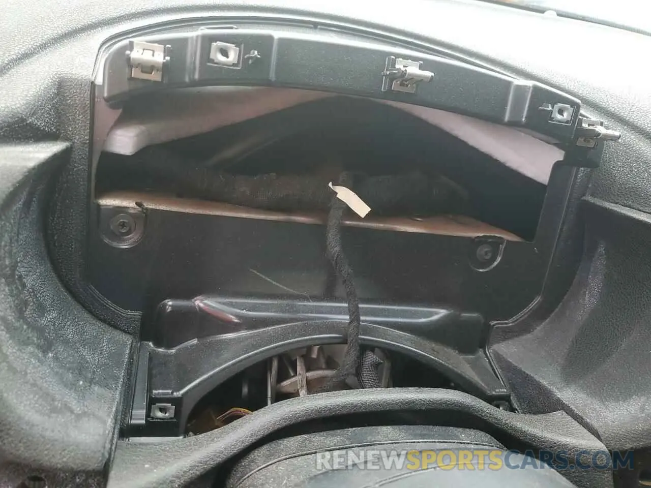 9 Photograph of a damaged car 2C3CCAAGXKH610268 CHRYSLER 300 2019