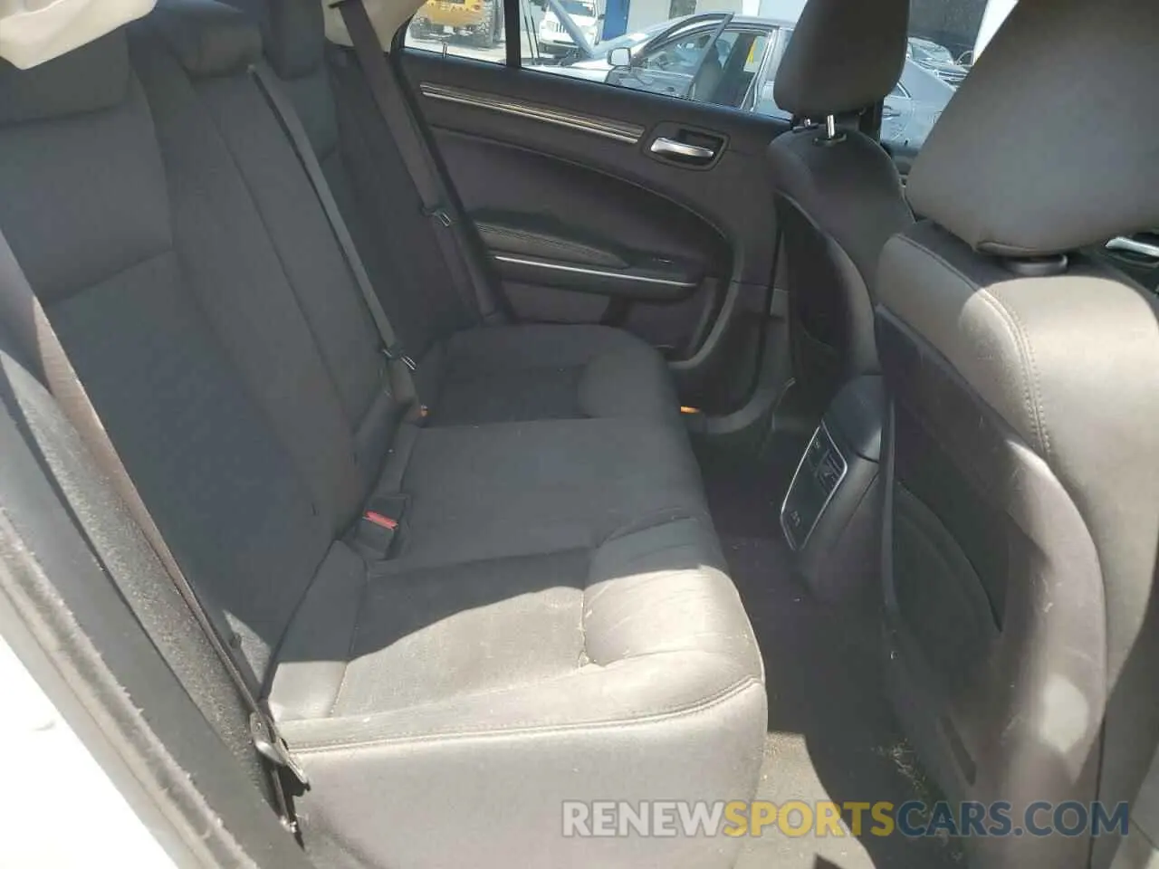 10 Photograph of a damaged car 2C3CCAAGXKH723055 CHRYSLER 300 2019