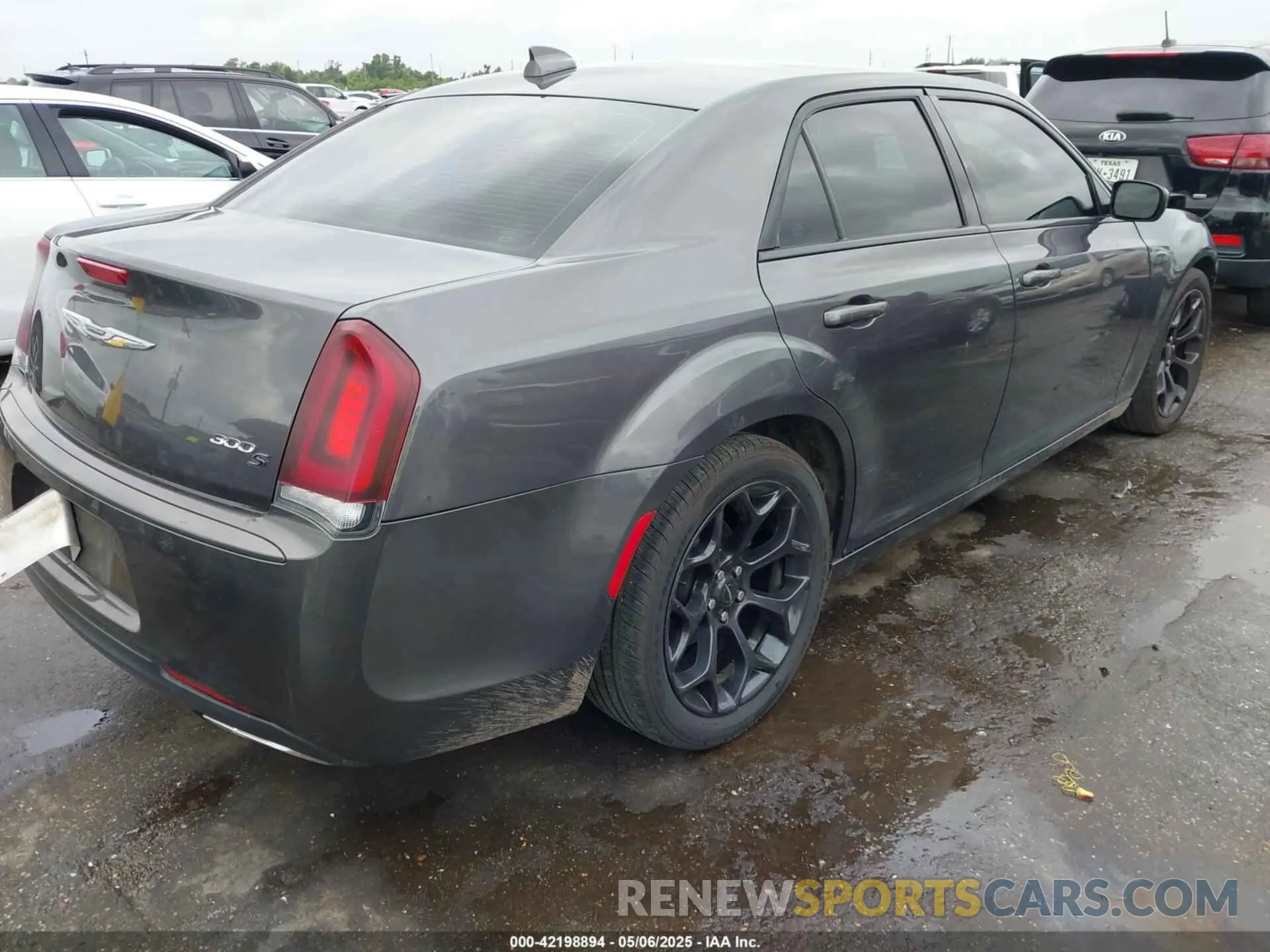 4 Photograph of a damaged car 2C3CCABG0KH516446 CHRYSLER 300 2019