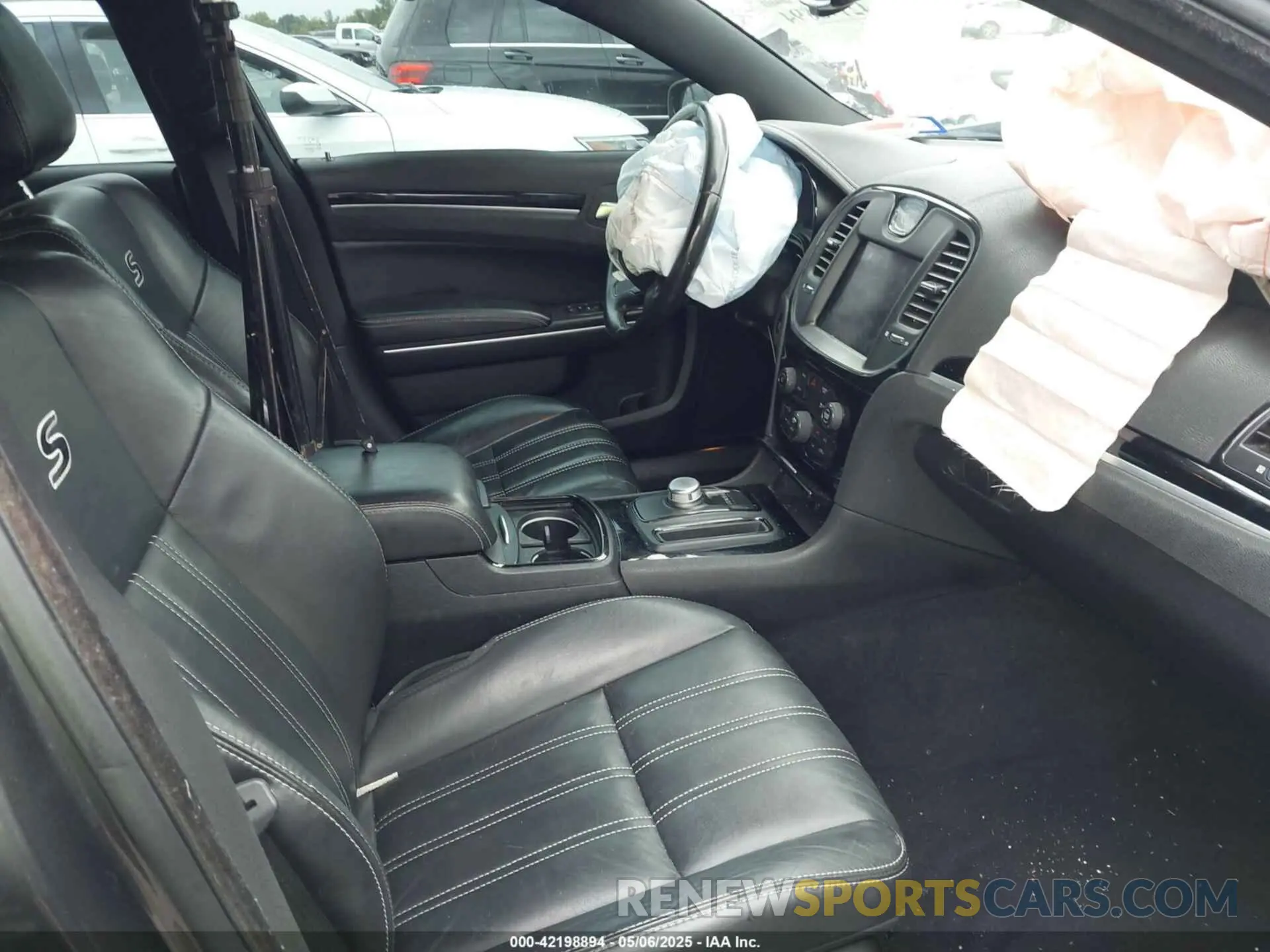 5 Photograph of a damaged car 2C3CCABG0KH516446 CHRYSLER 300 2019