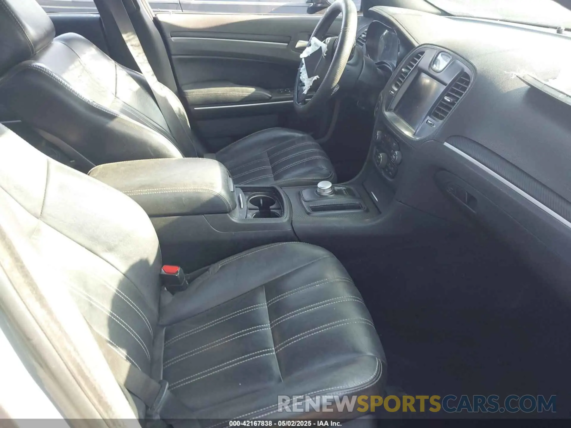5 Photograph of a damaged car 2C3CCABG0KH559734 CHRYSLER 300 2019