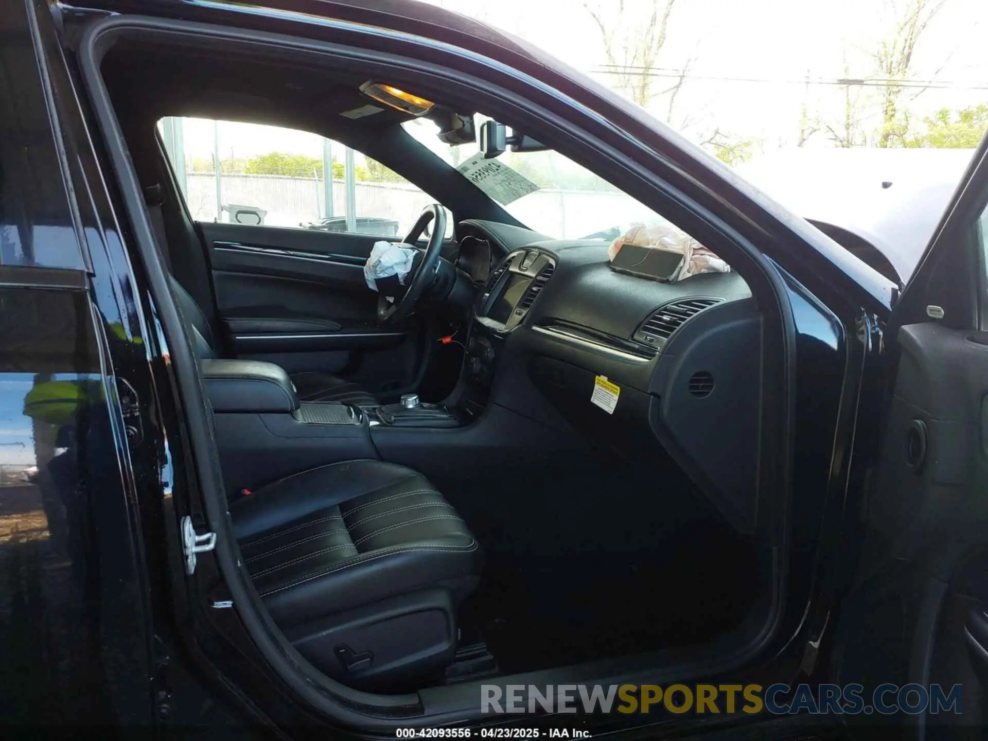 5 Photograph of a damaged car 2C3CCABG1KH708071 CHRYSLER 300 2019
