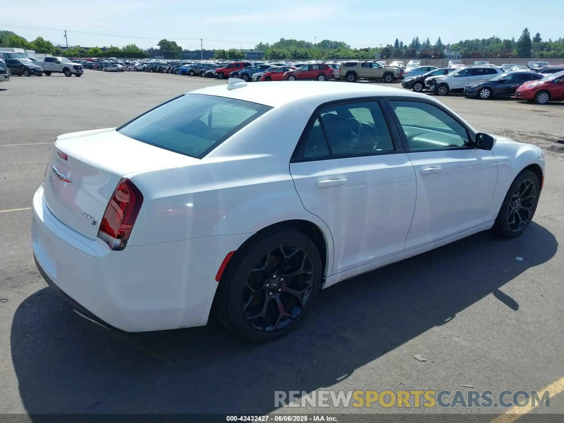 4 Photograph of a damaged car 2C3CCABG2KH565180 CHRYSLER 300 2019