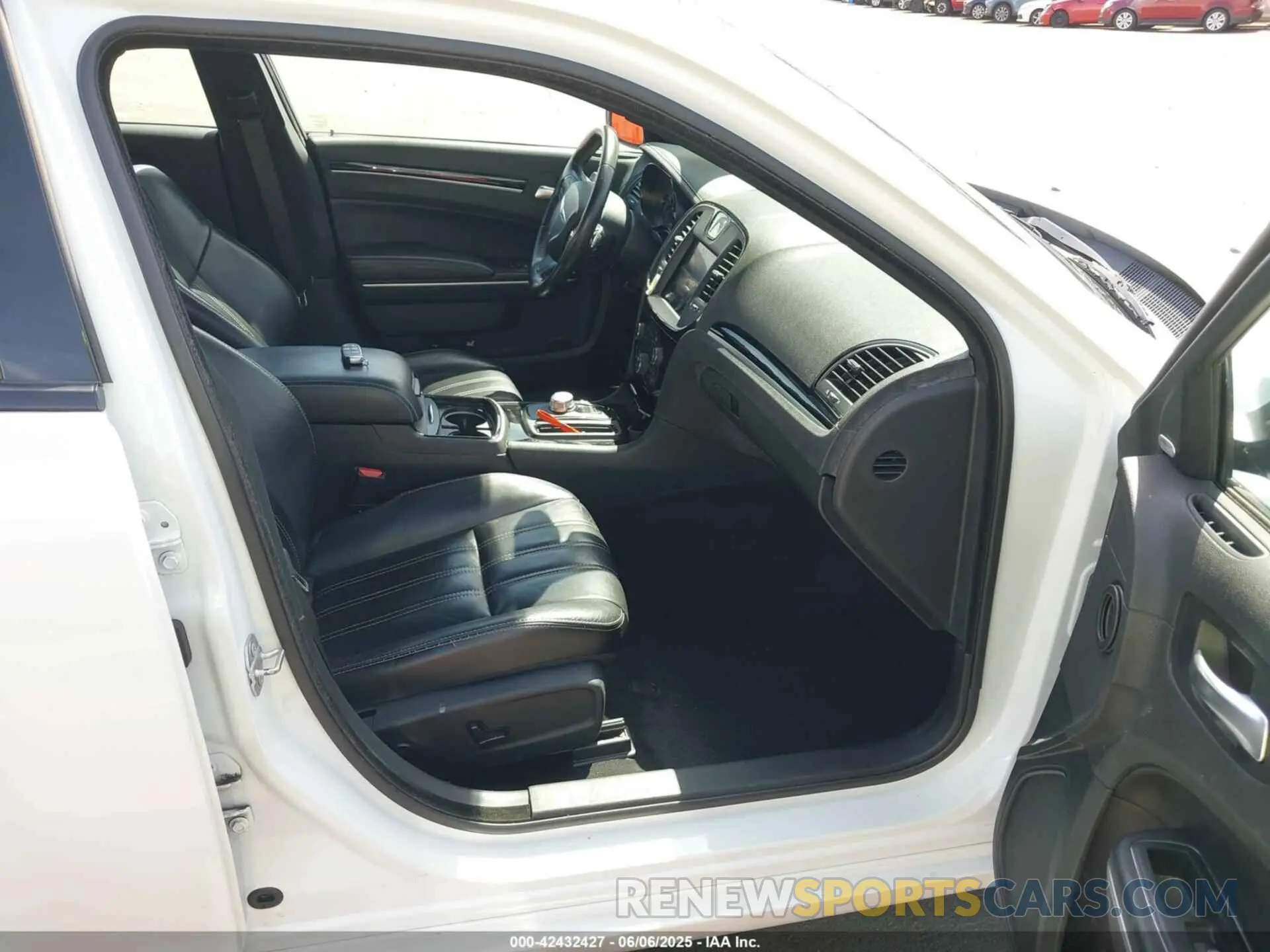 5 Photograph of a damaged car 2C3CCABG2KH565180 CHRYSLER 300 2019