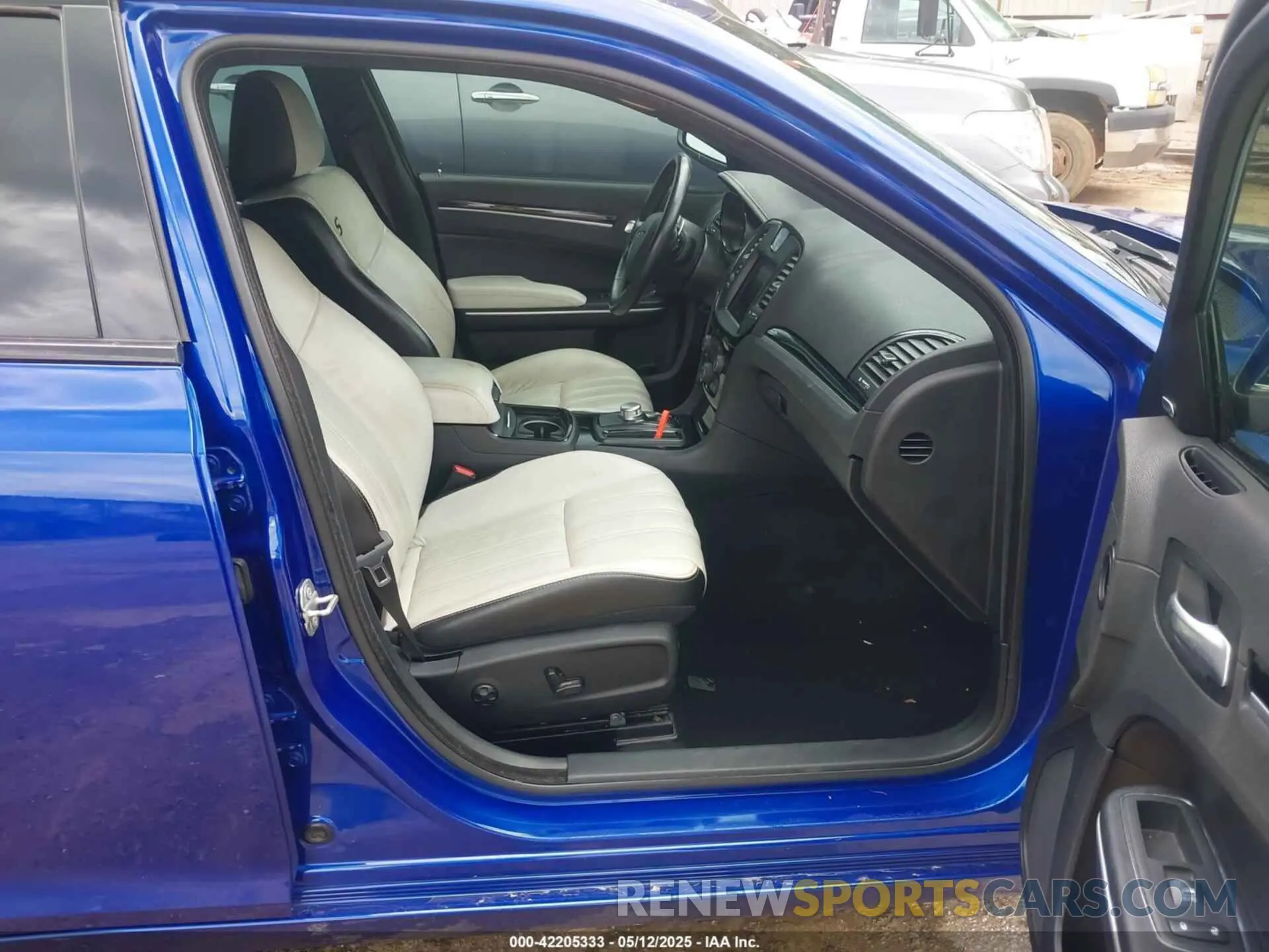 5 Photograph of a damaged car 2C3CCABG2KH697632 CHRYSLER 300 2019
