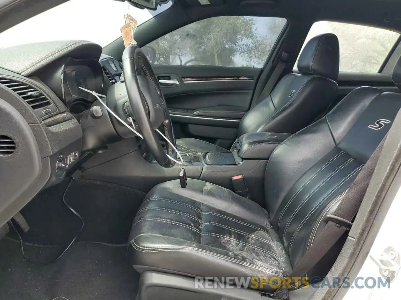 7 Photograph of a damaged car 2C3CCABG3KH566175 CHRYSLER 300 2019