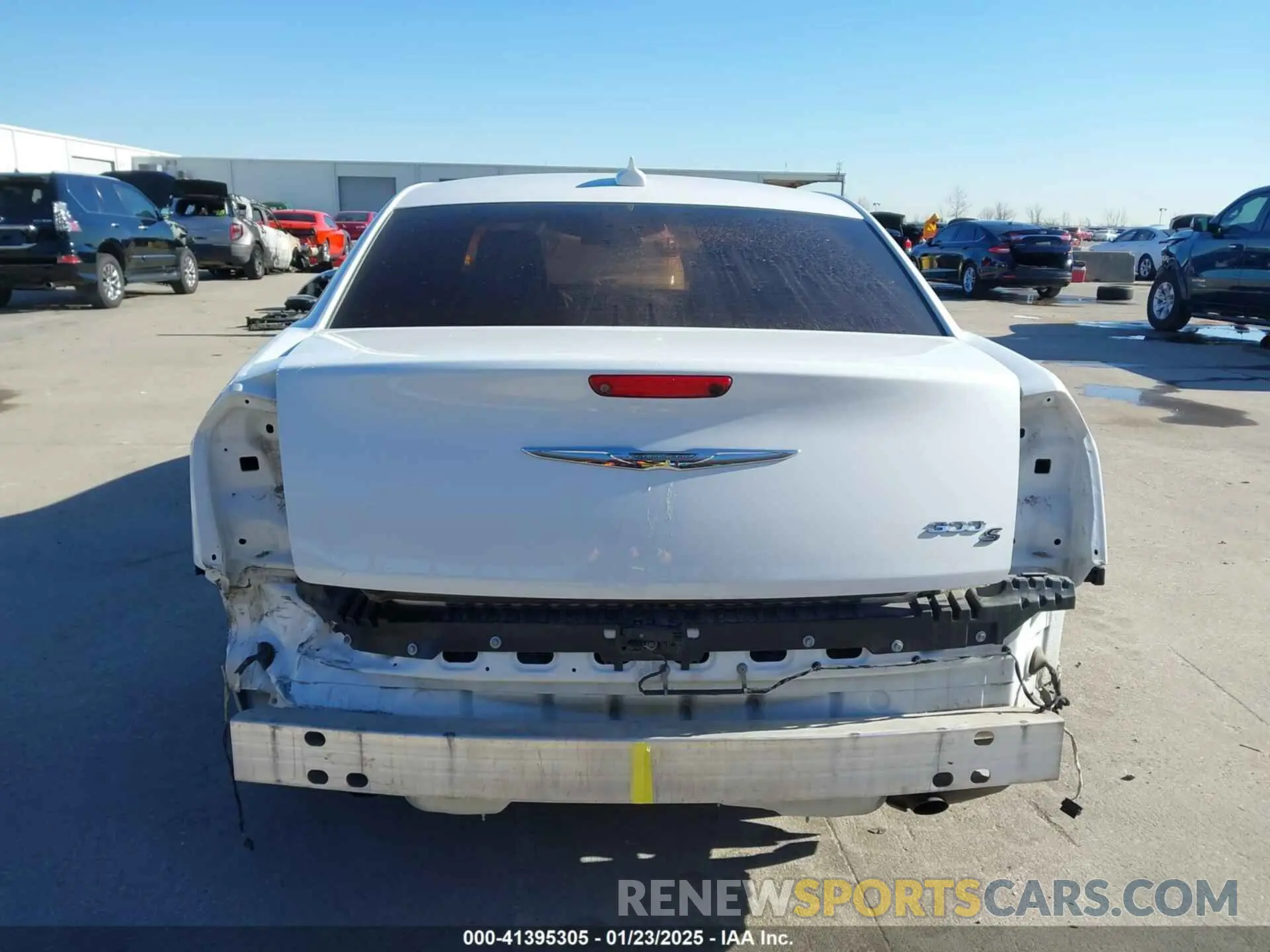 17 Photograph of a damaged car 2C3CCABG4KH619689 CHRYSLER 300 2019