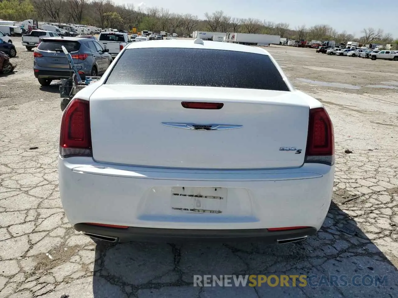 6 Photograph of a damaged car 2C3CCABG5KH539446 CHRYSLER 300 2019